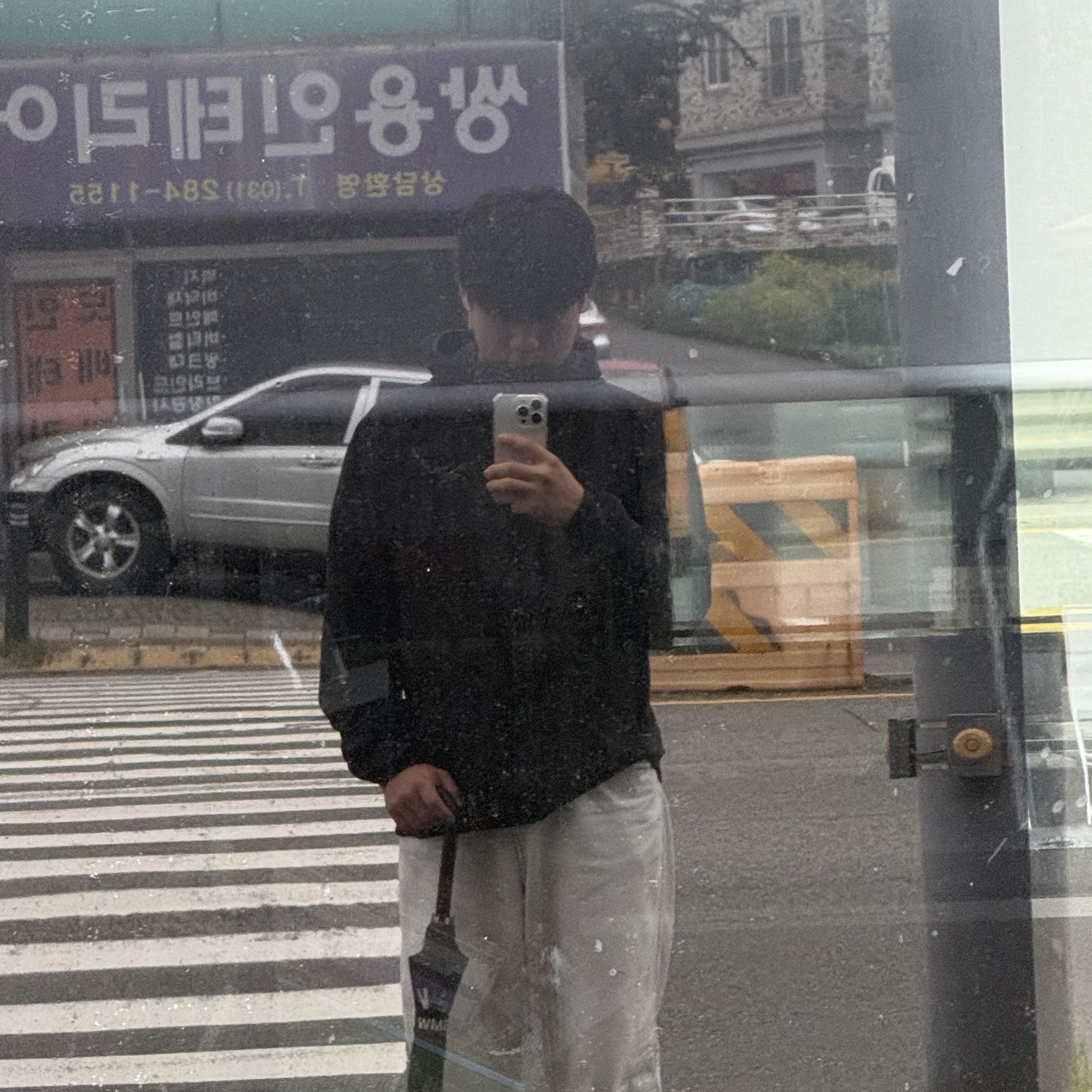 Suade Contour Pocket Denim White, Arc'teryx Atom Hoody Black 착용 스타일