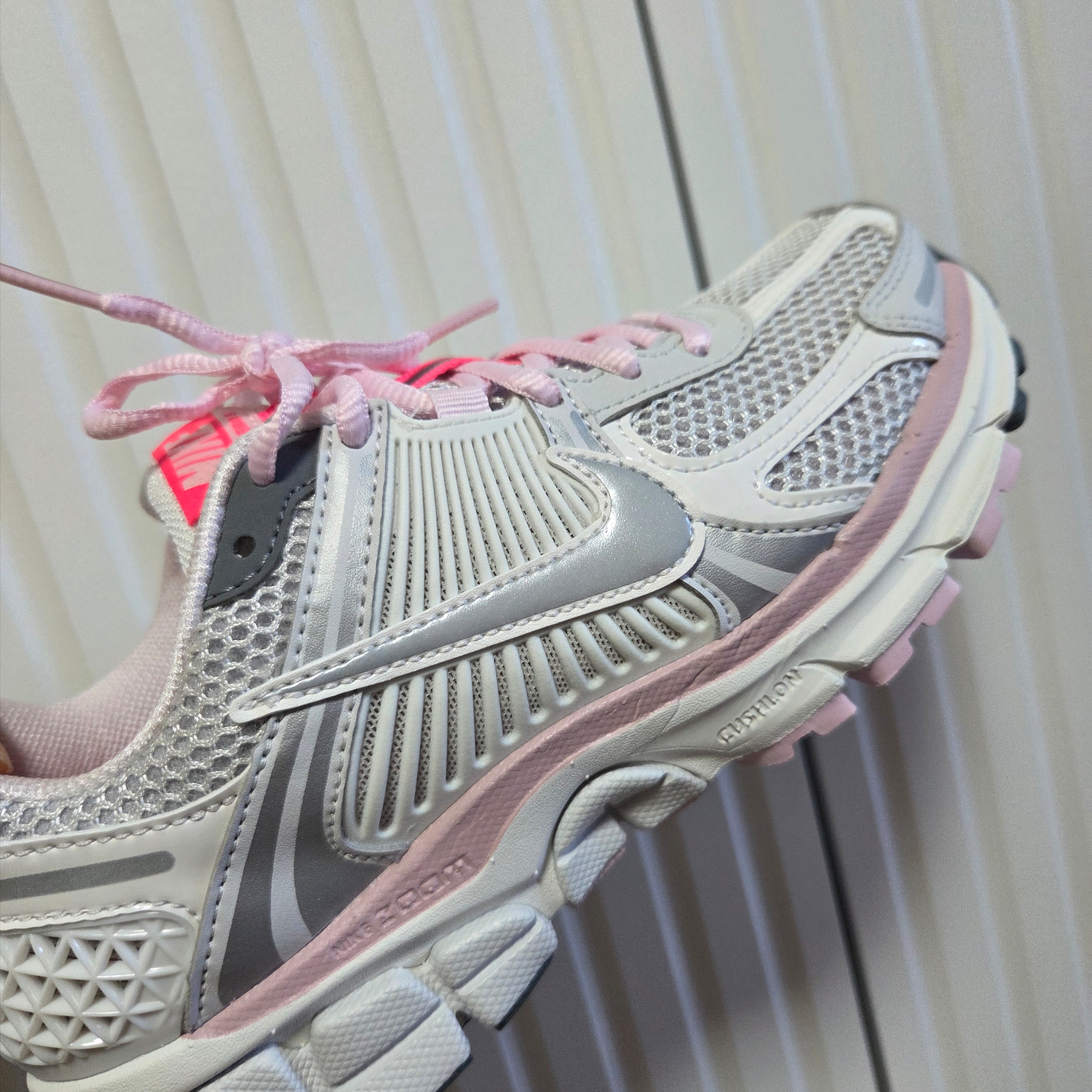 (W) Nike Zoom Vomero 5 Photon Dust Metallic Silver 착용 스타일 - 1