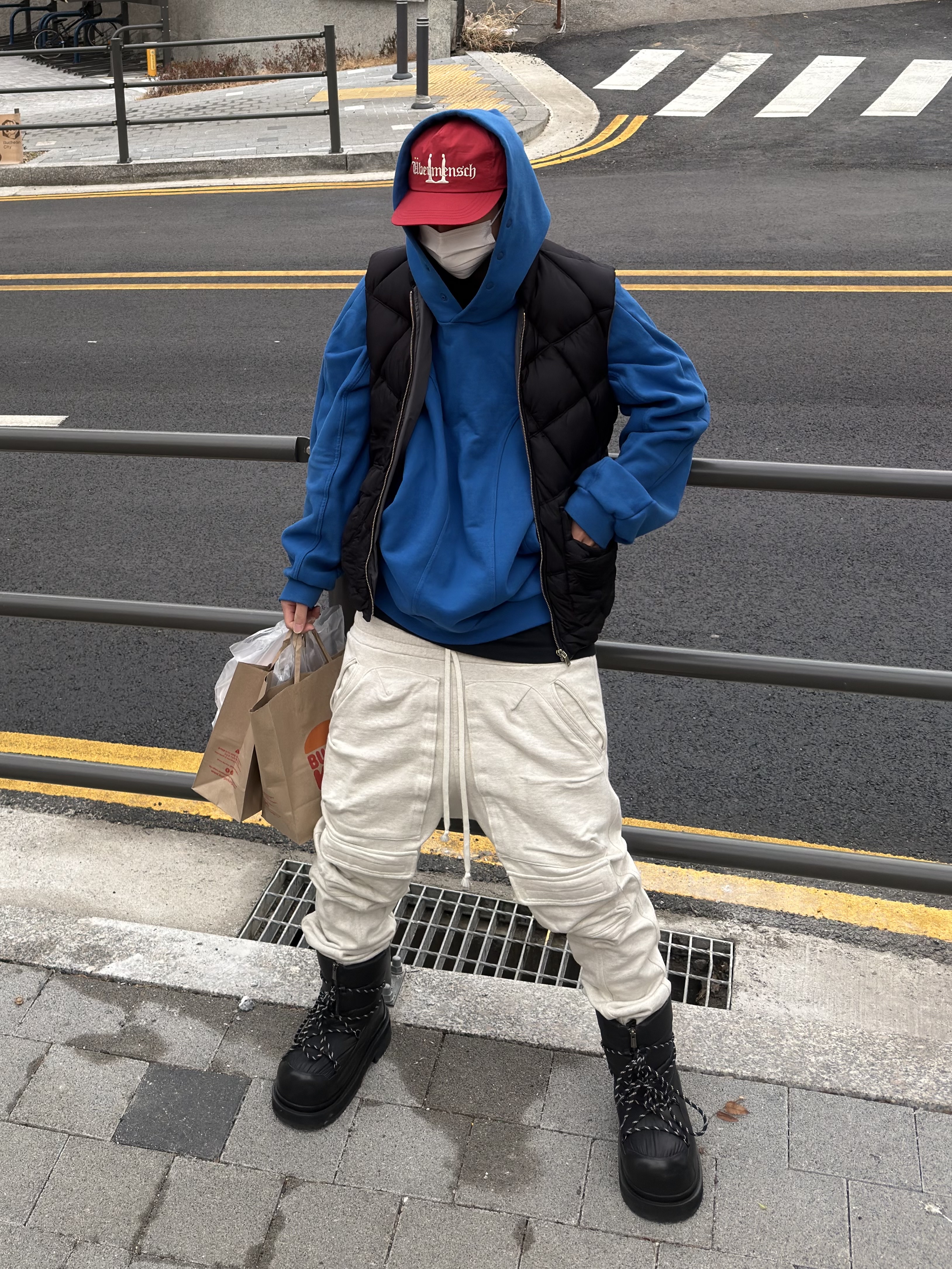 G-DRAGON Ubermensch Cap Burgundy, Grailz Geometry Hoodie Azzuri Blue 착용 스타일 - 1