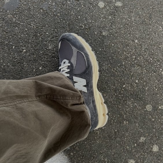 New Balance 2002R Special Vintage Black Grey 착용 스타일 - 2