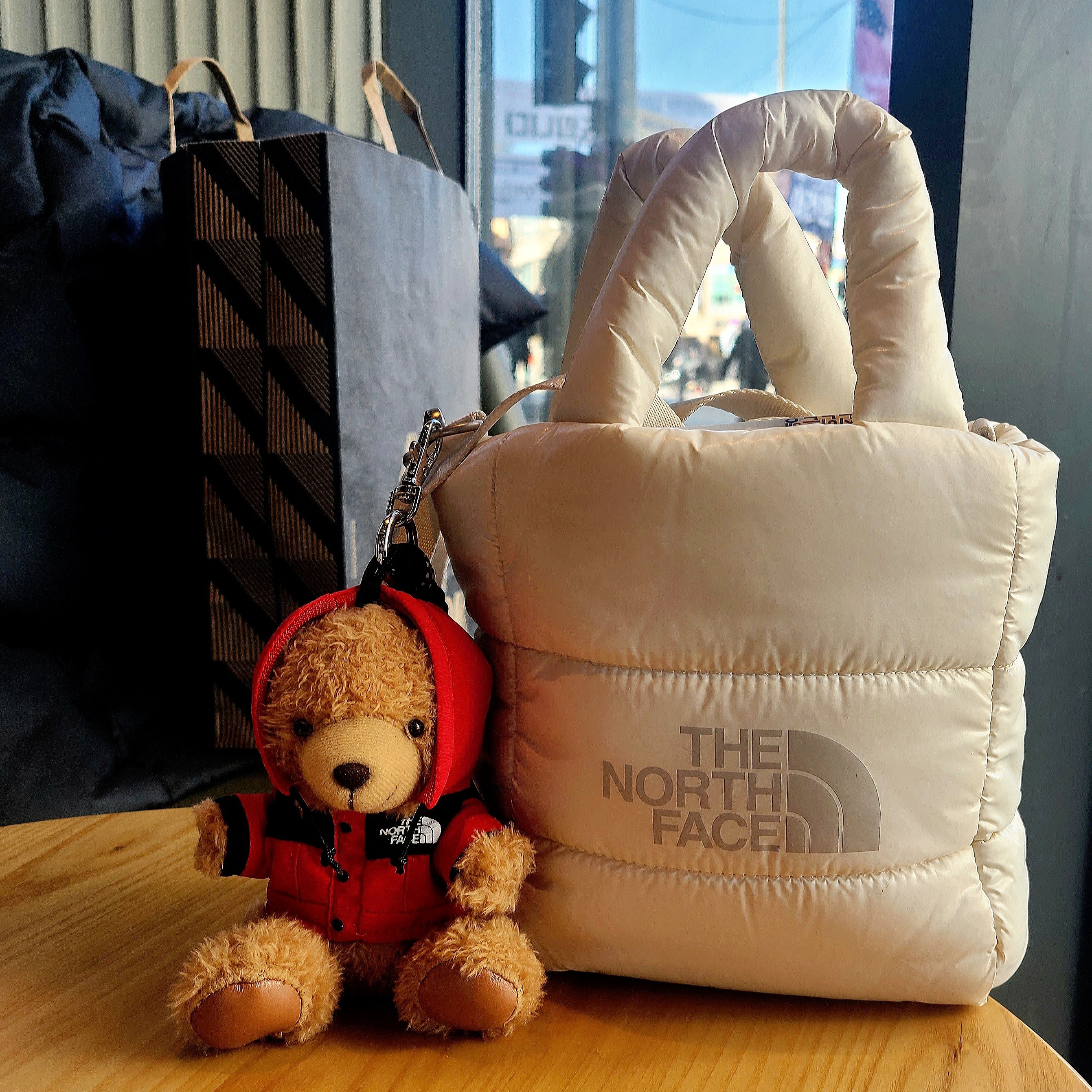 The North Face Plumpy Tote Bag Mini Cream, The North Face Mountain Bear Keyring Brown 착용 스타일