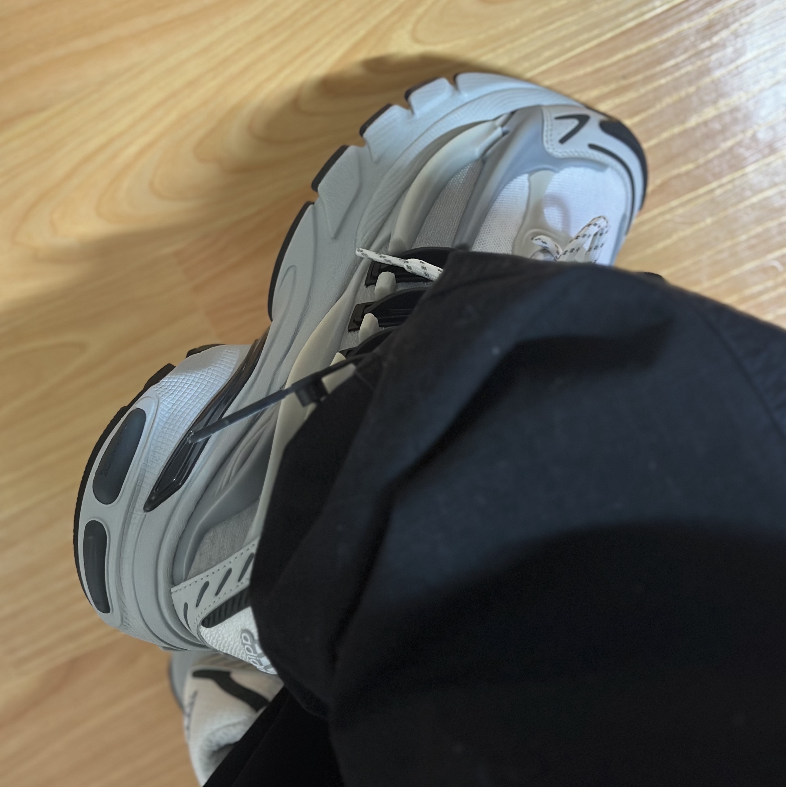Adidas x Pharrell Williams Adistar Jellyfish Solid Grey Core Black 착용 스타일