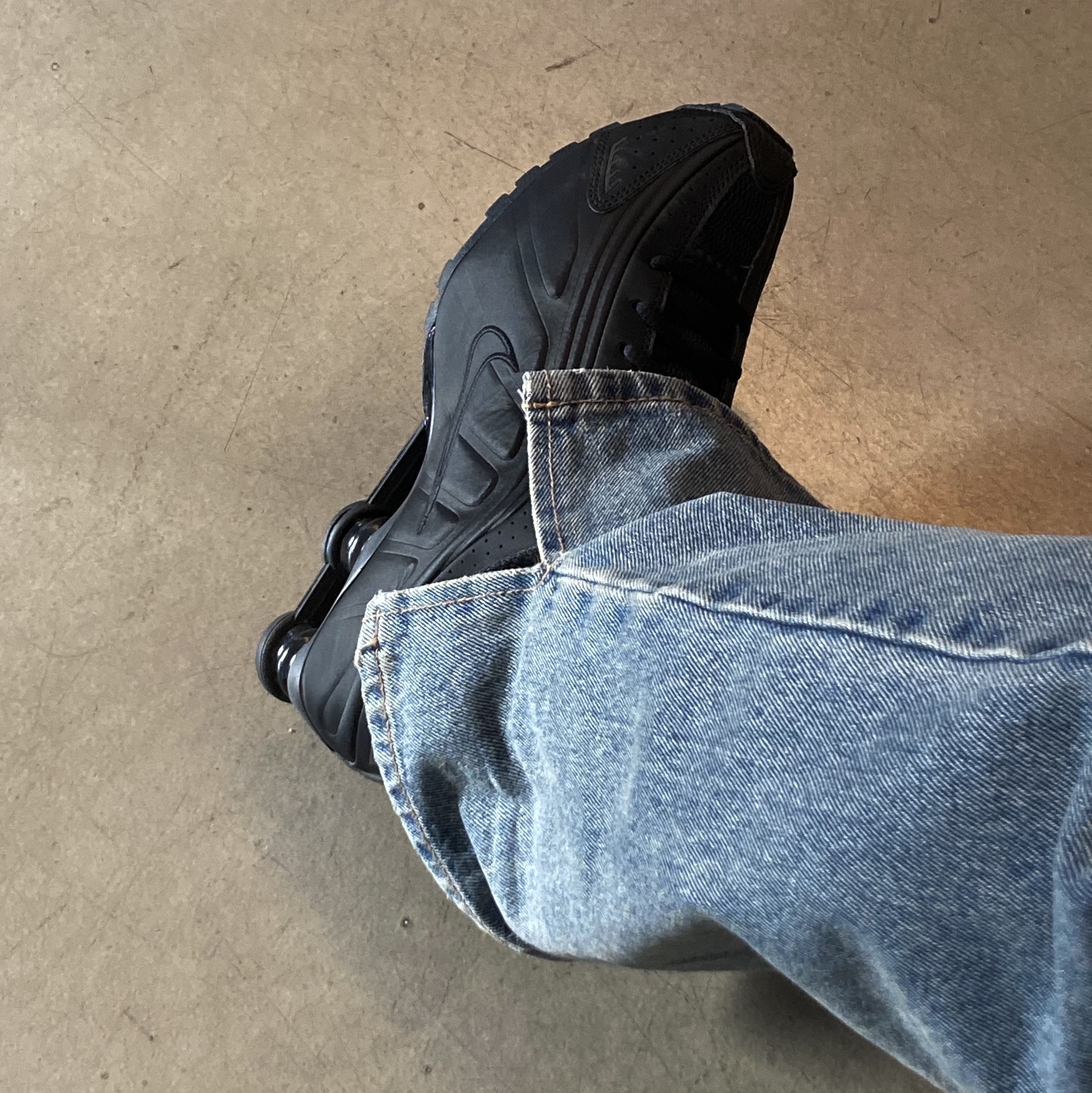 (W) Nike Shox R4 Black 착용 스타일 - 1