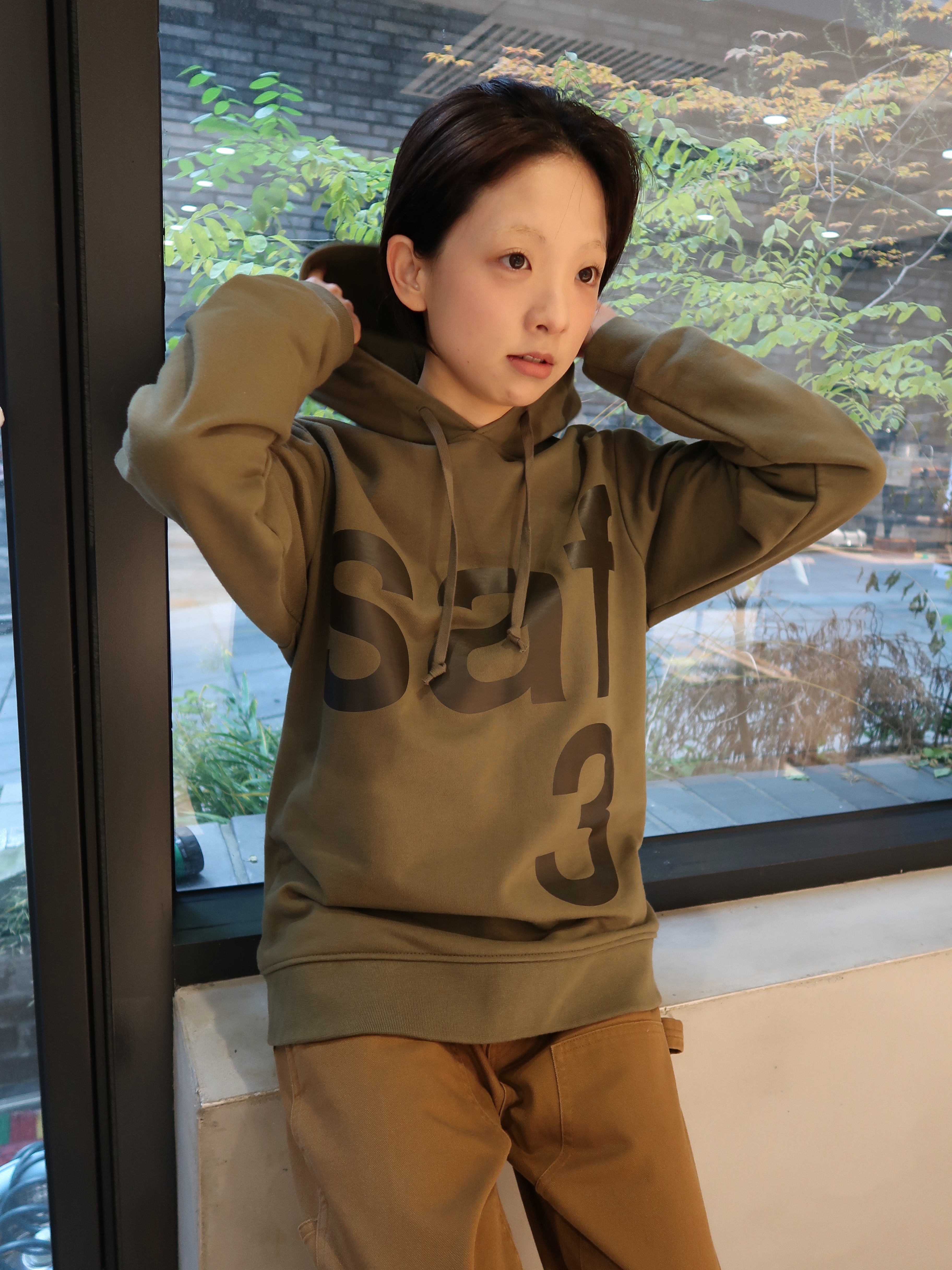 [KREAM 단독] Safarispot Basic Safari Hoodie Sand, [KREAM 단독] Safarispot Basic Safari Hoodie Black 착용 스타일 - 2