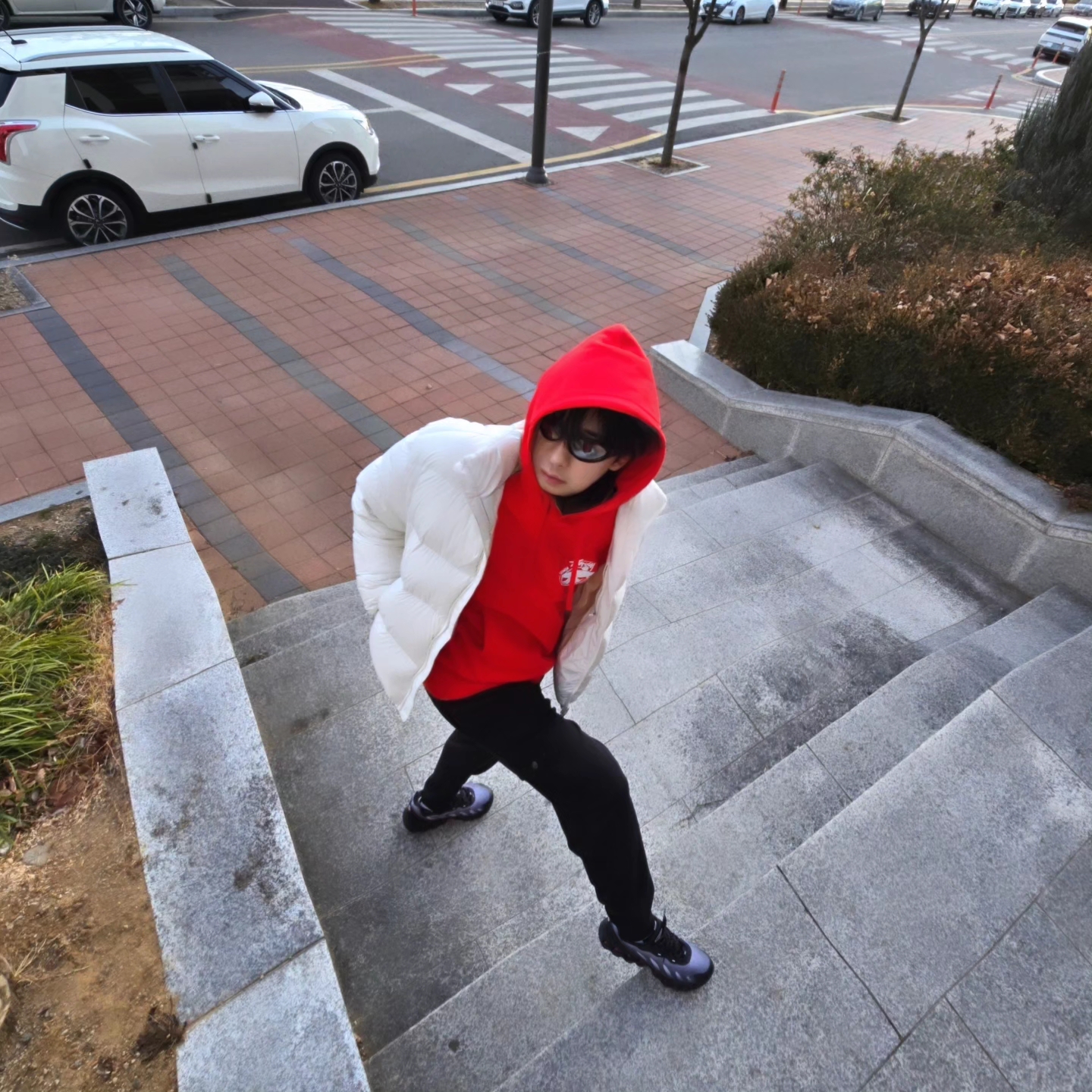 Stussy Beach Roots Hoodie Red, Nike Air Max Dn8 Black Anthracite 착용 스타일 - 2