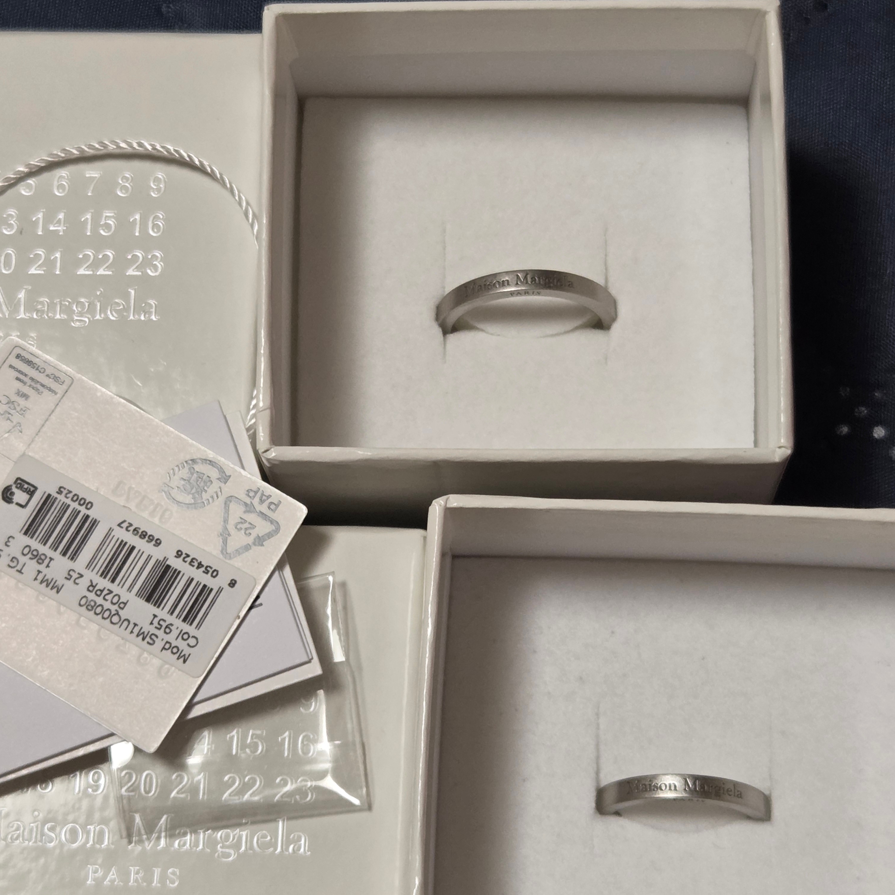 Maison Margiela Logo Ring Palladium 착용 스타일