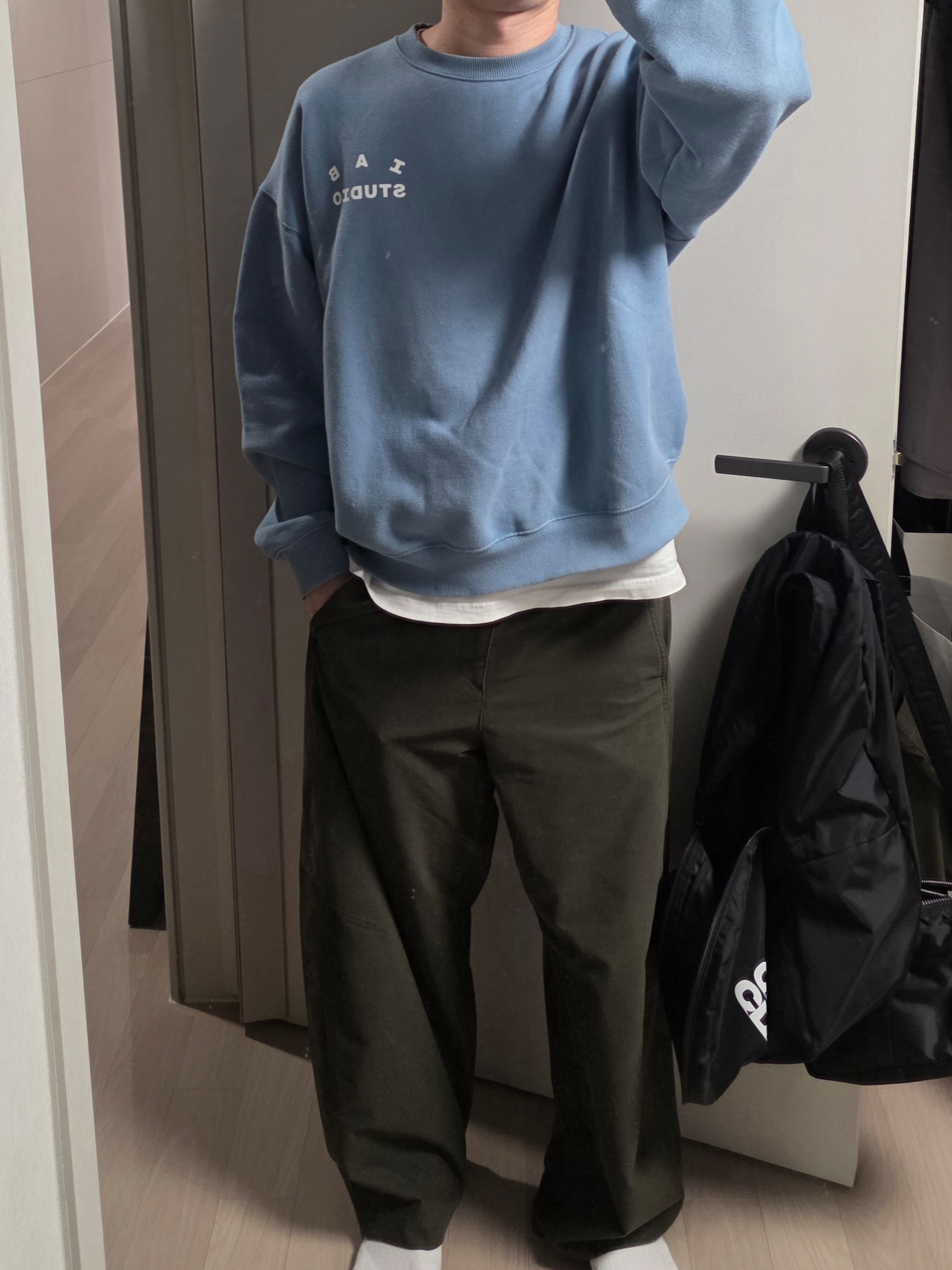 IAB Studio Crewneck Sky Blue 착용 스타일