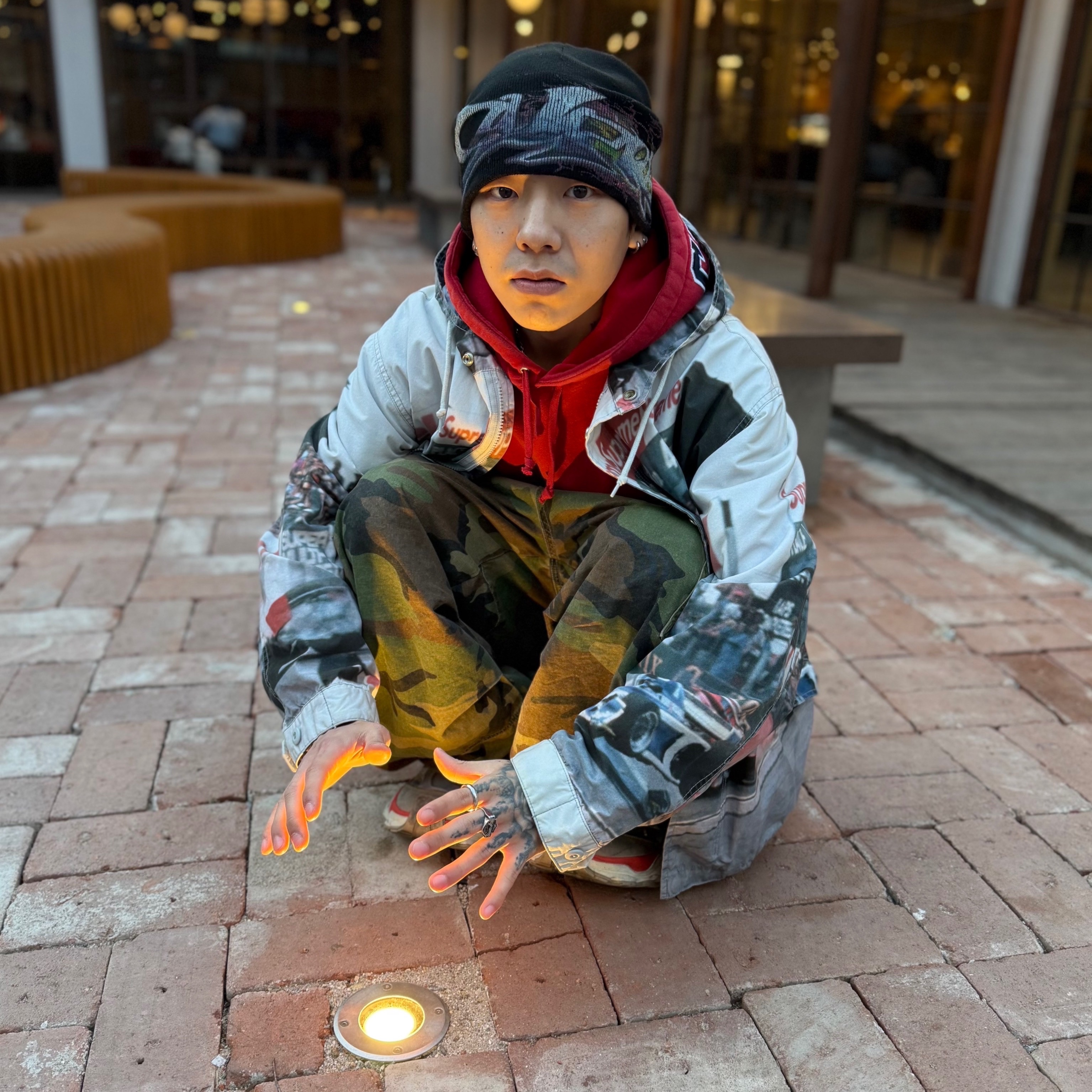 Supreme Tag Beanie Black - 25FW, Supreme Team 94 Hooded Sweatshirt Red - 25SS 착용 스타일 - 1