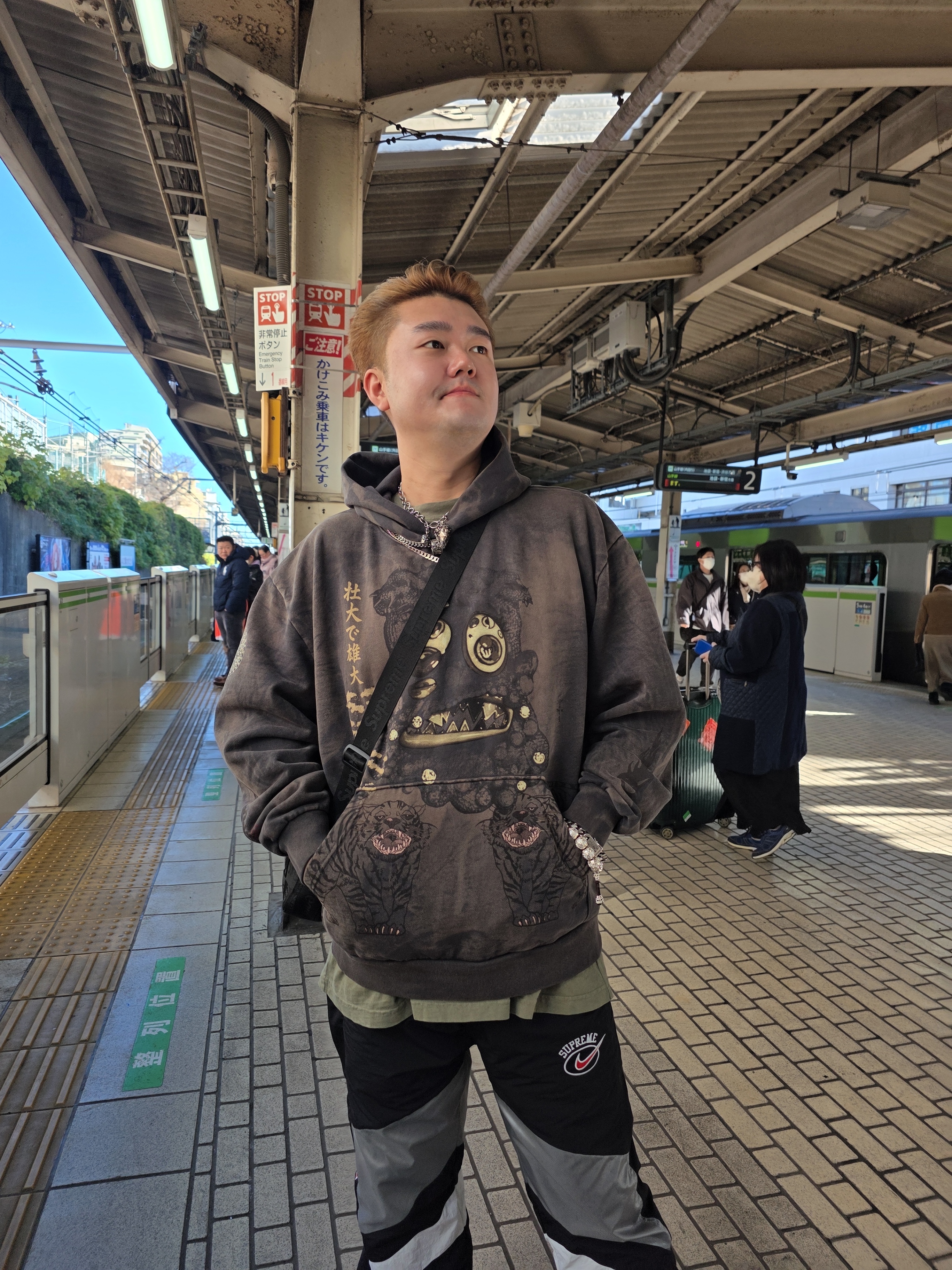 Travis Scott Cactus Jack x Murakami Takashi Hollow Hoodie Black, Supreme x Nike Warm Up Pants Silver - 19SS 착용 스타일