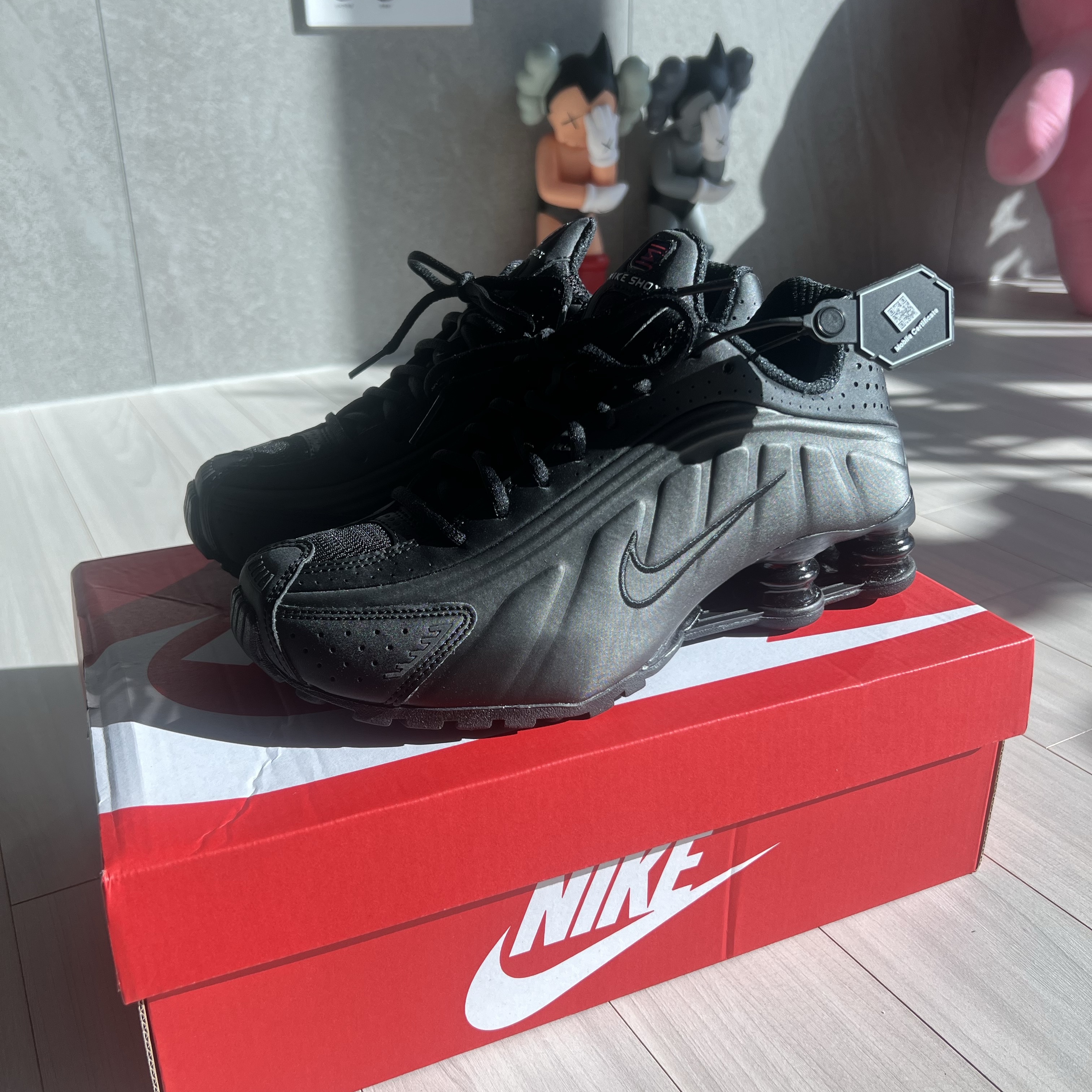 Nike Shox R4 Black Bright Crimson 착용 스타일
