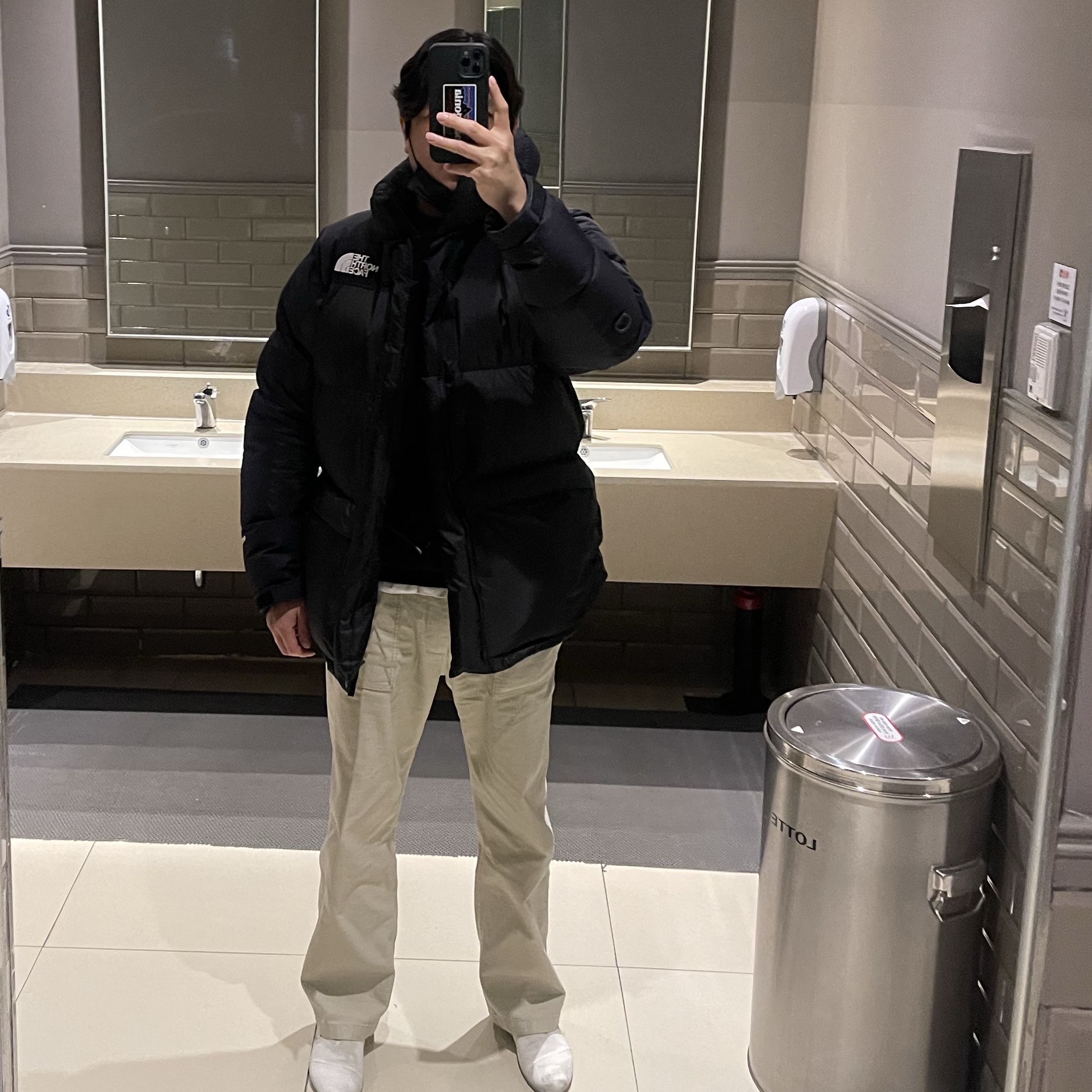 The North Face Him Down Parka Black 착용 스타일