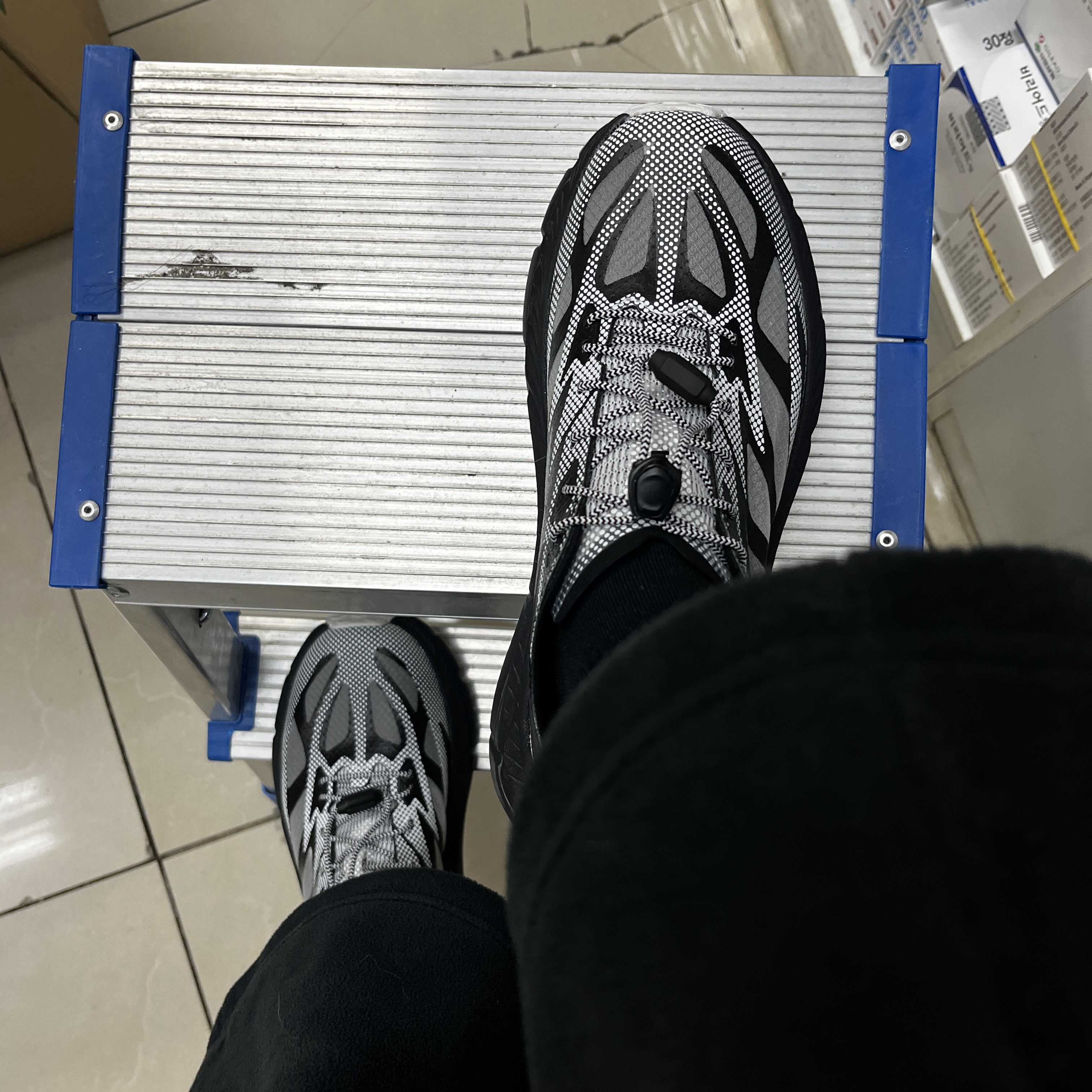 Hoka Mafate Speed 4 Lite TS Black White 착용 스타일 - 1