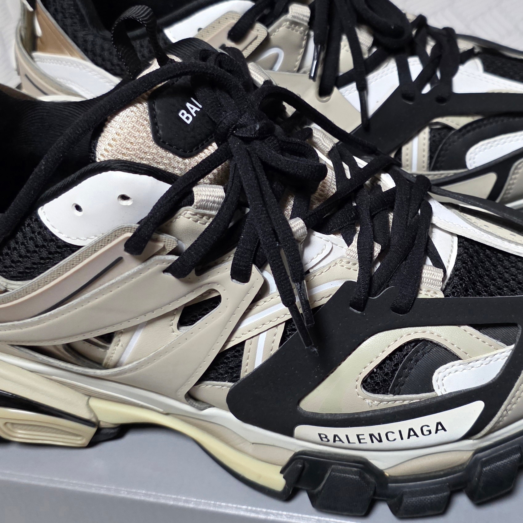 Balenciaga Track Sneakers Beige Black 착용 스타일 - 5