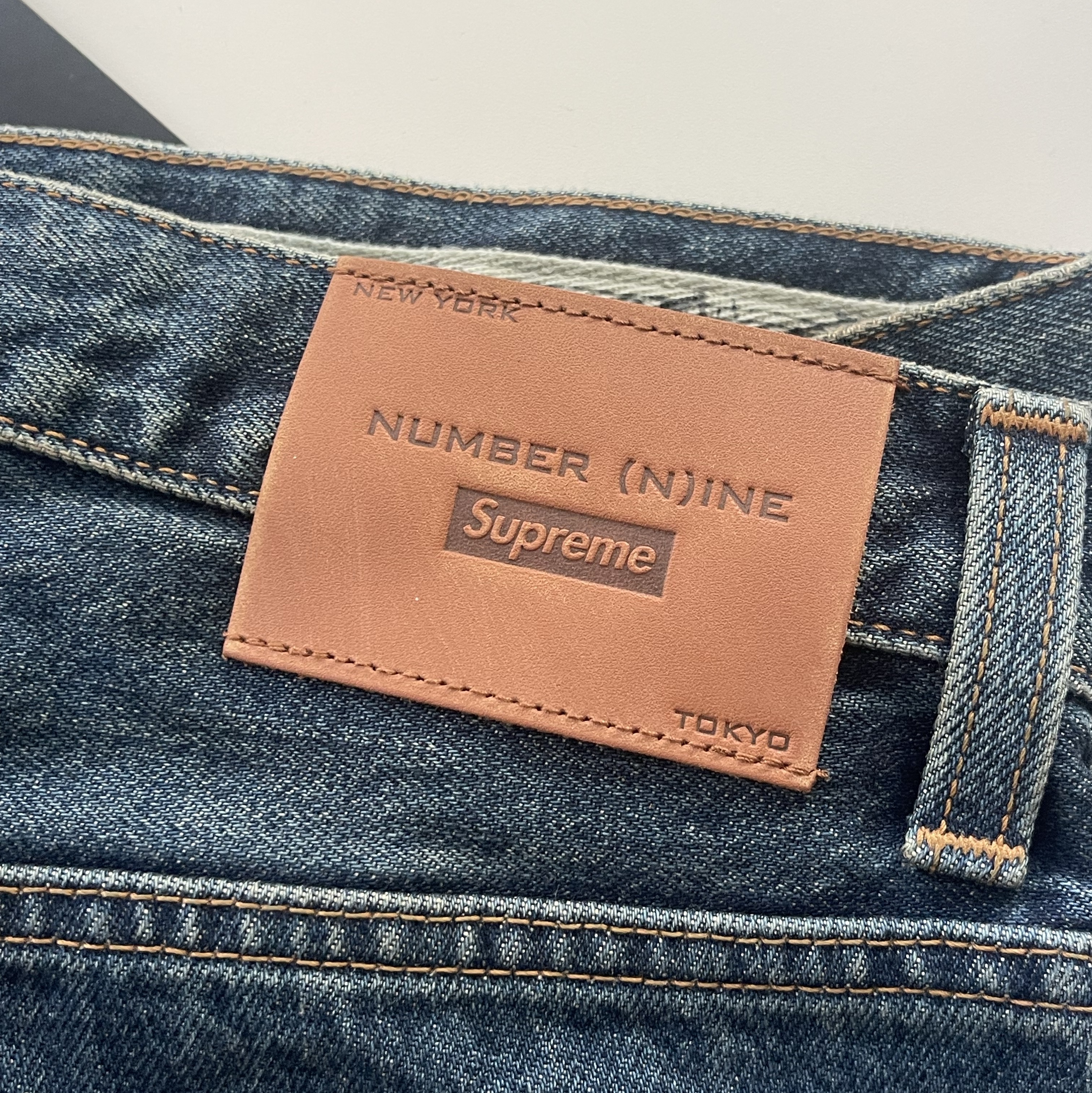 Supreme x Number (N)ine Patches Loose Fit Selvedge Jean Washed Indigo - 25FW 착용 스타일 - 1