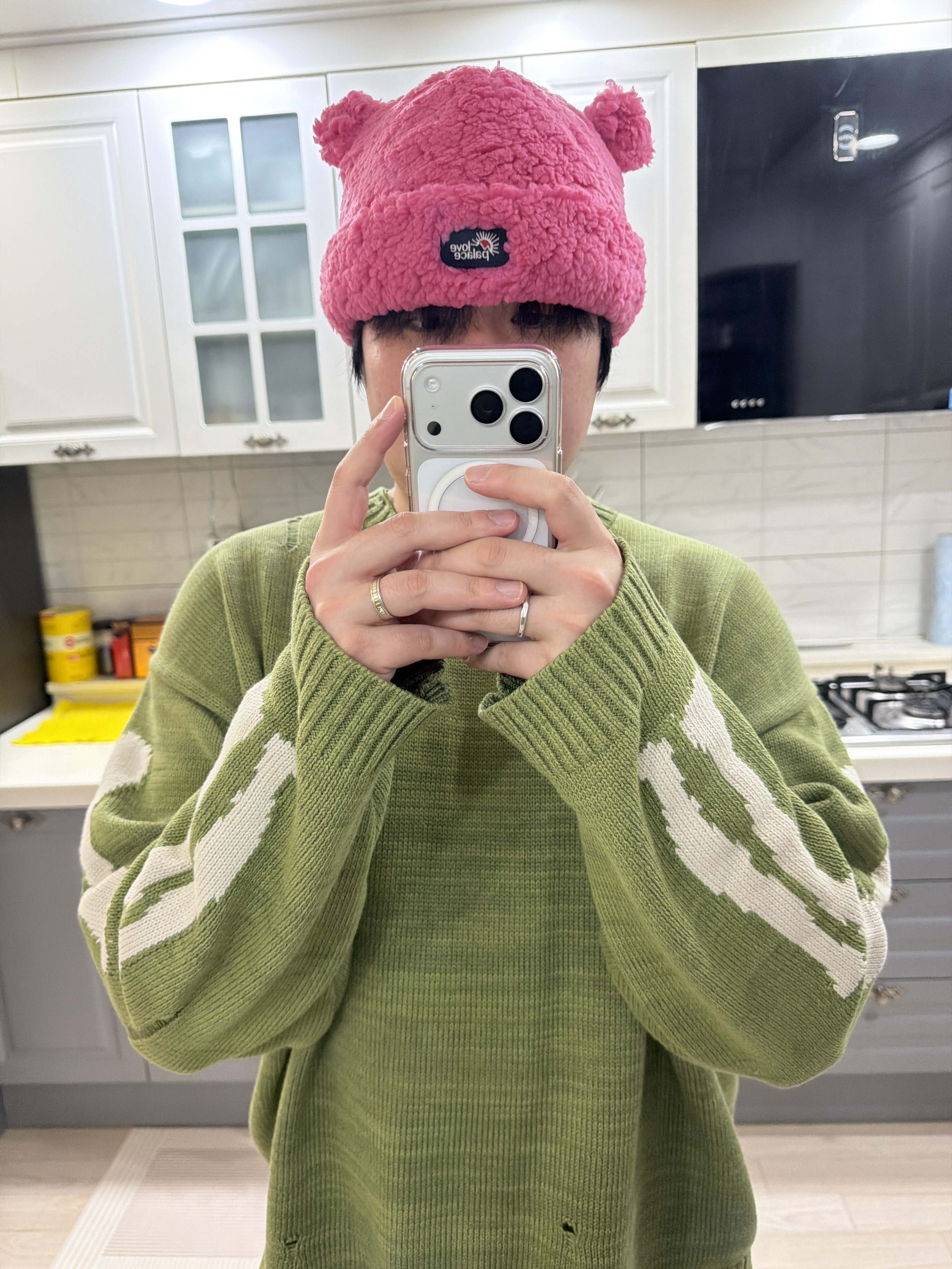 Palace Love Palace Fuzzy Ears Beanie Cherry - 24FW, Kapital 5G Cotton Knit Bone Crewneck Sweater Khaki 착용 스타일