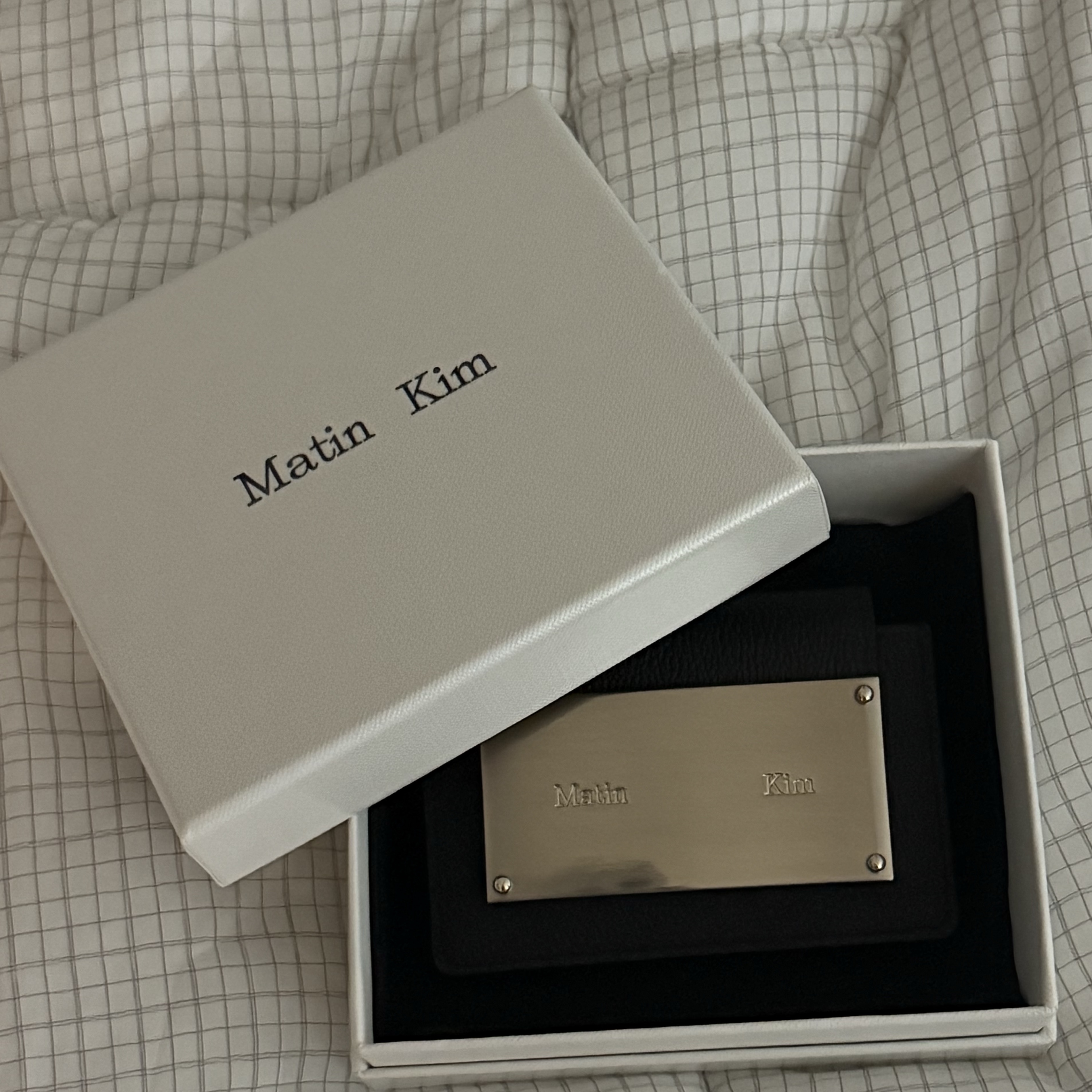 Matin Kim Accordion Wallet Black 착용 스타일