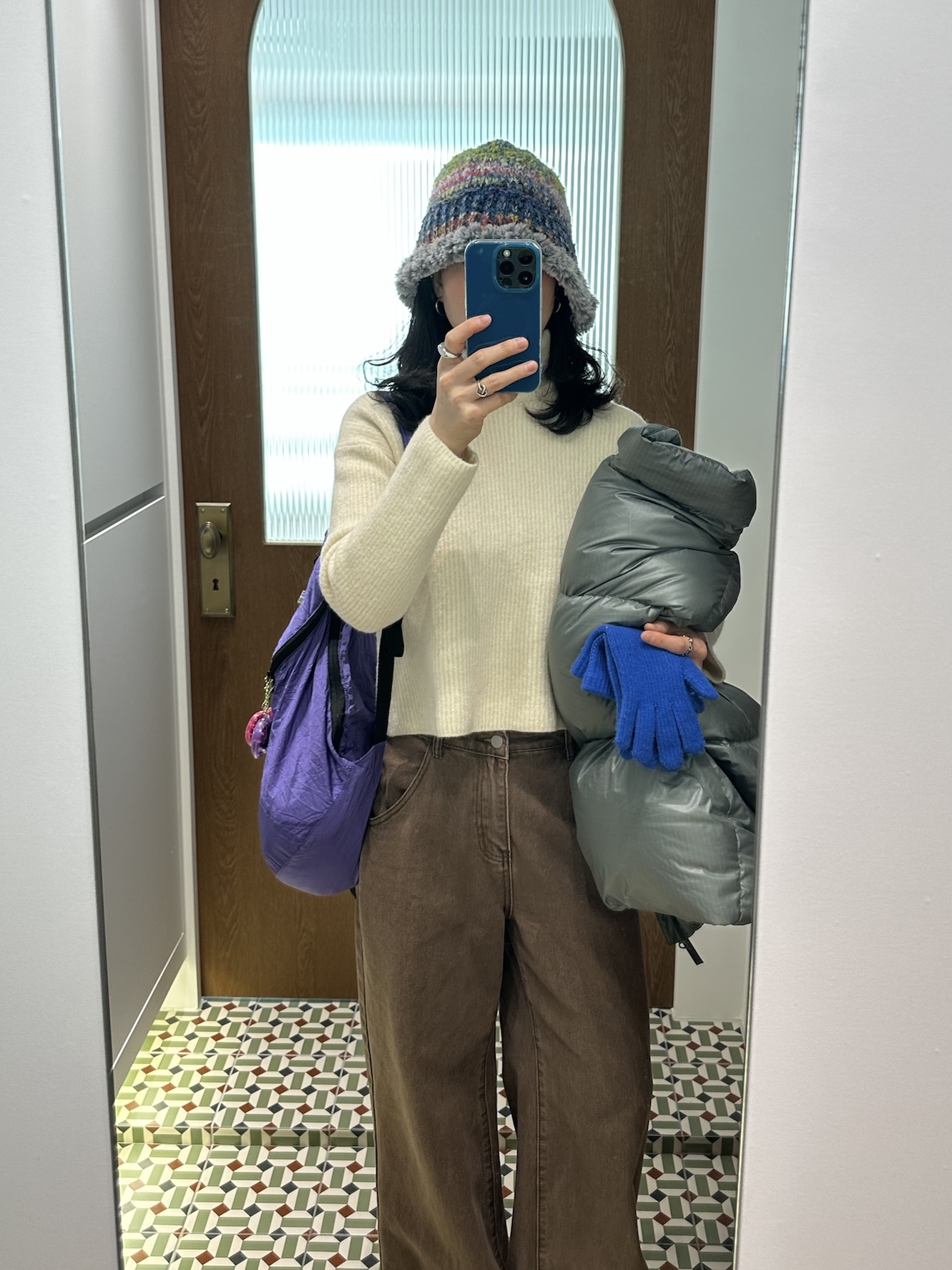 The North Face White Label Wave RDS Down Jacket Khaki, Ticket to the Moon Mini Backpack Purple (15L) 착용 스타일 - 3