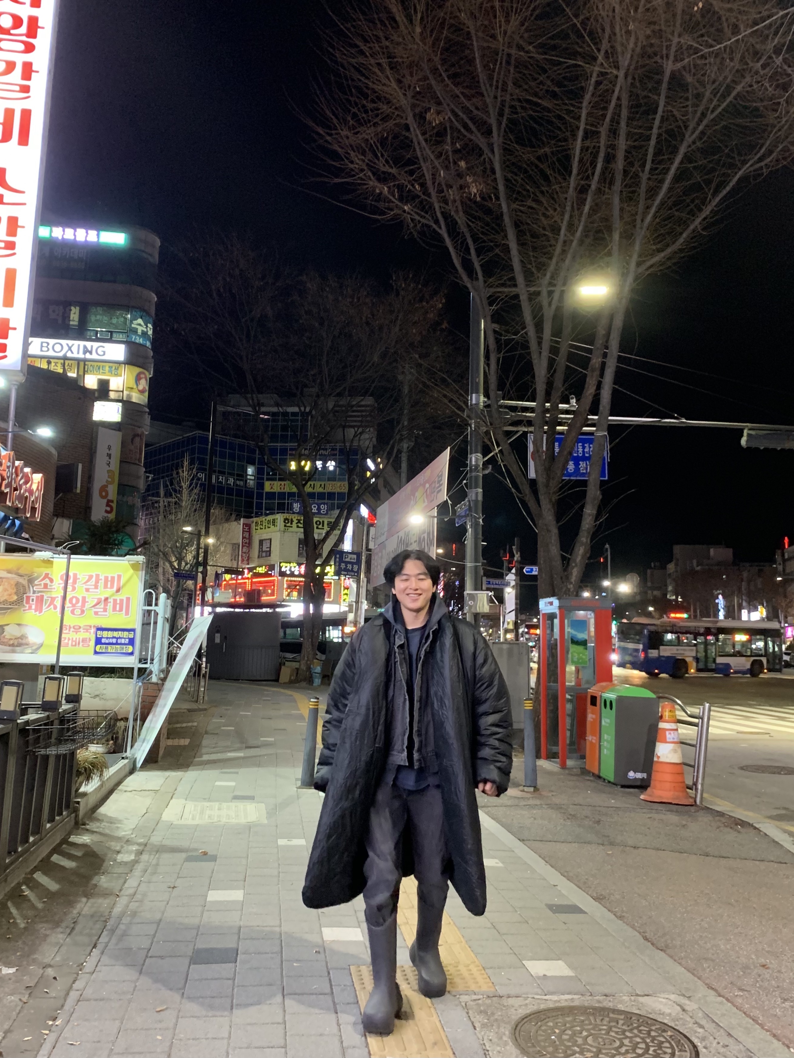 Yeezy Gap Engineered By Balenciaga Long Round Jacket Black, Yeezy Gap Engineered By Balenciaga Padded Denim Jacket Grey Wash 착용 스타일 - 1