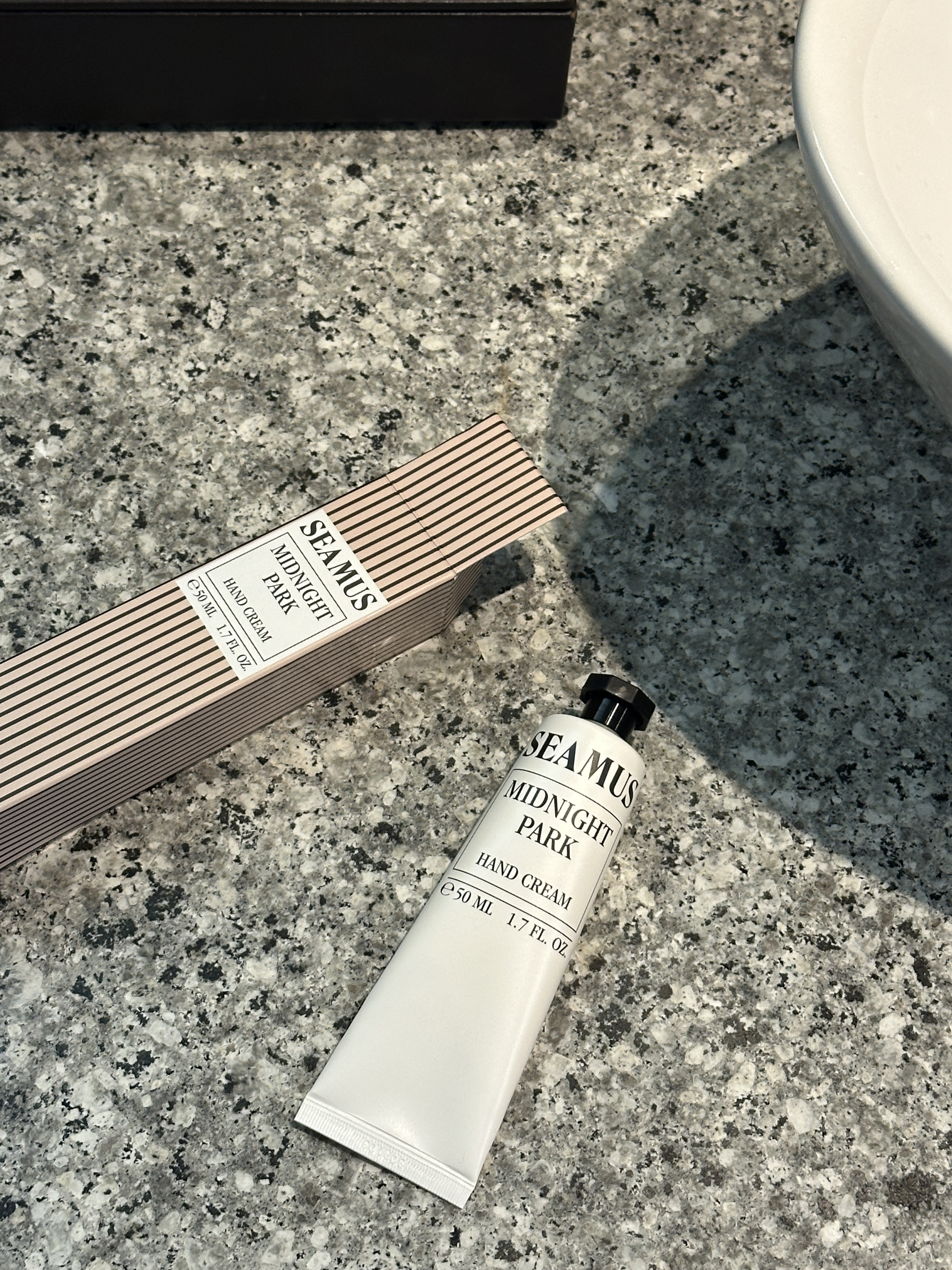 [3% 적립] SEAMUS MIDNIGHT PARK HAND CREAM 50ML 착용 스타일 - 3