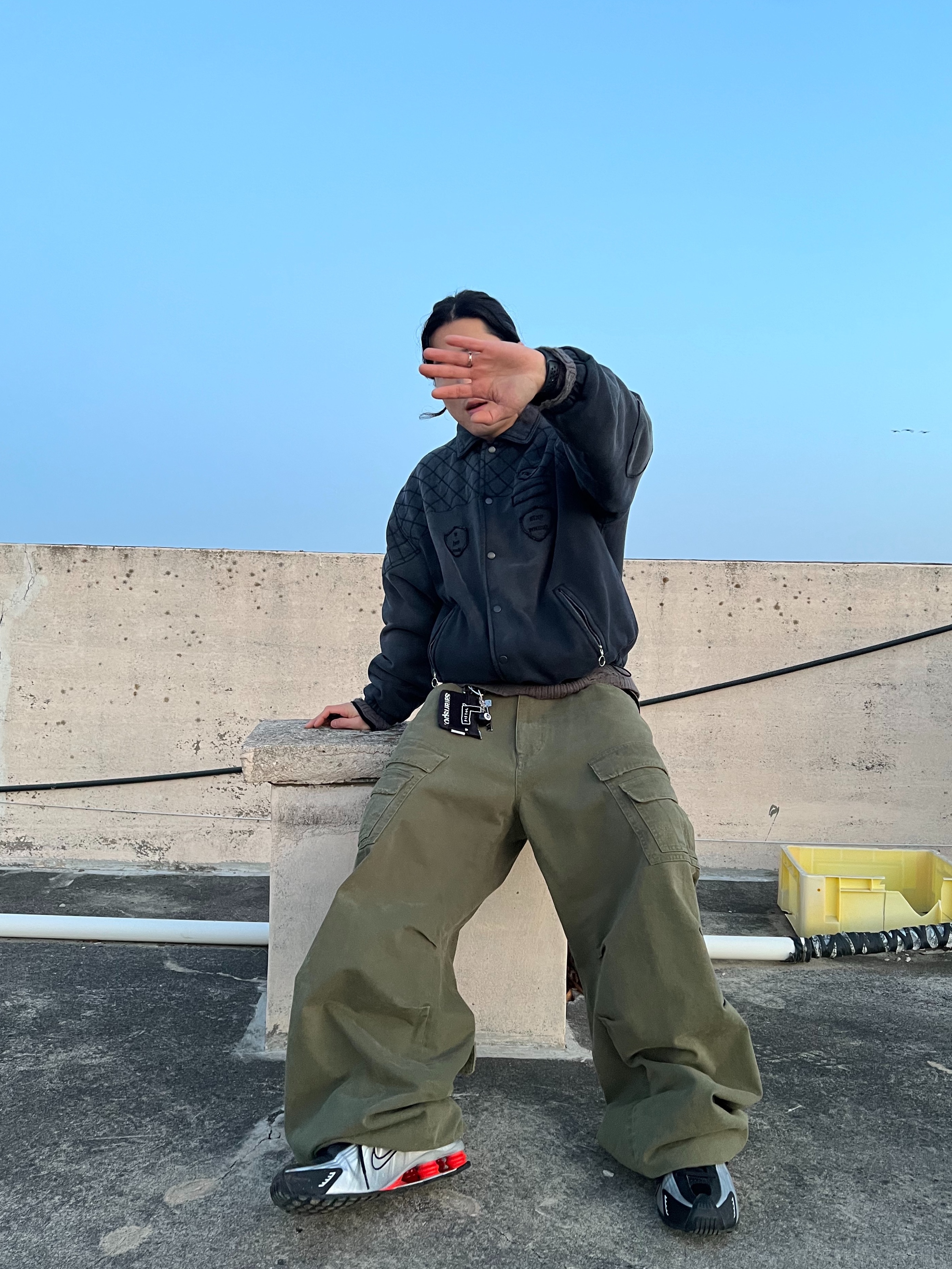 Nike Shox R4 Black and Metallic Silver, Nonnod Double Pocket Cargo Pants Vintage khaki 착용 스타일 - 1