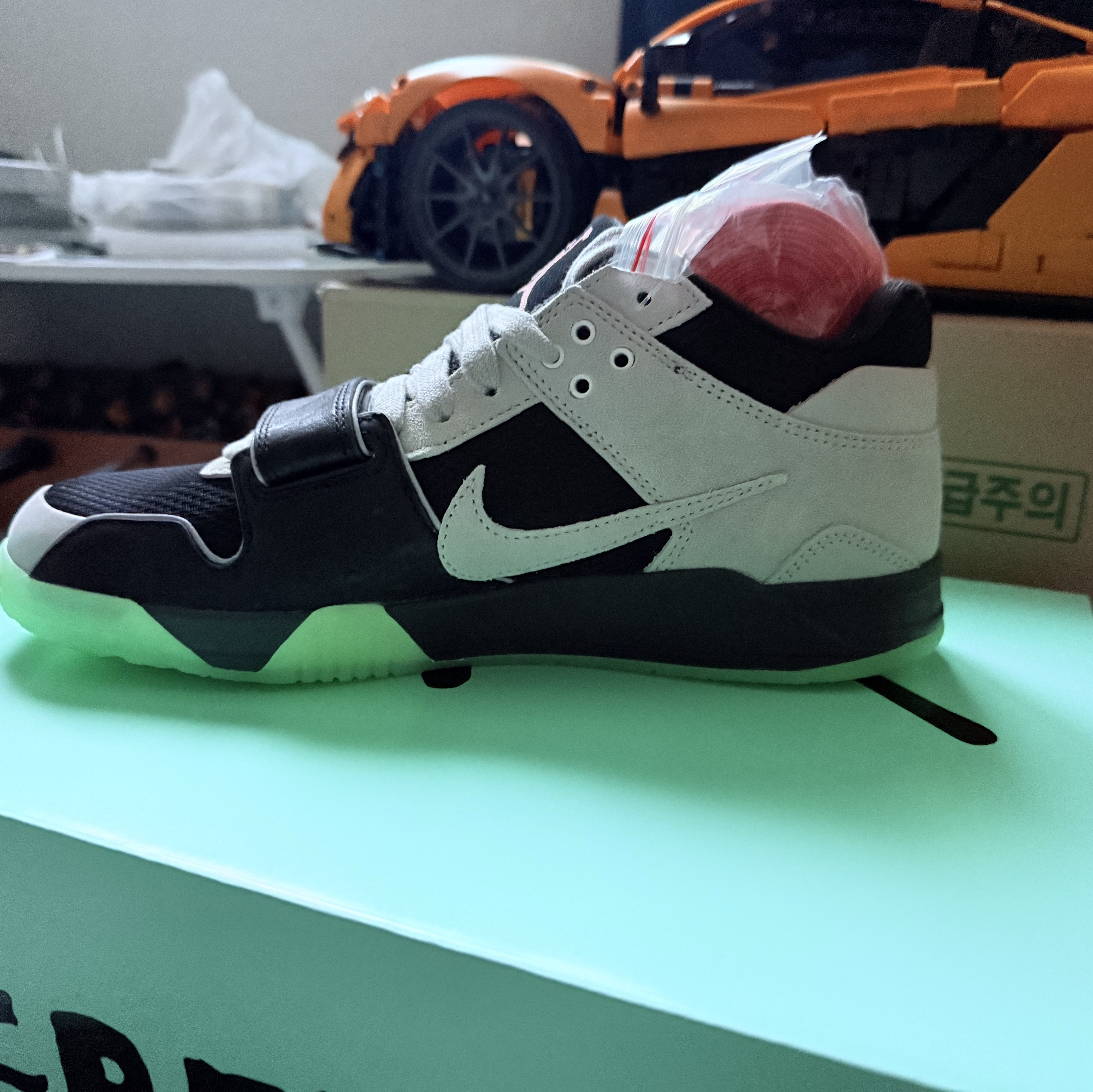 Jordan x Travis Scott x Chase B Jumpman Jack TR Black Night Silver 착용 스타일 - 2