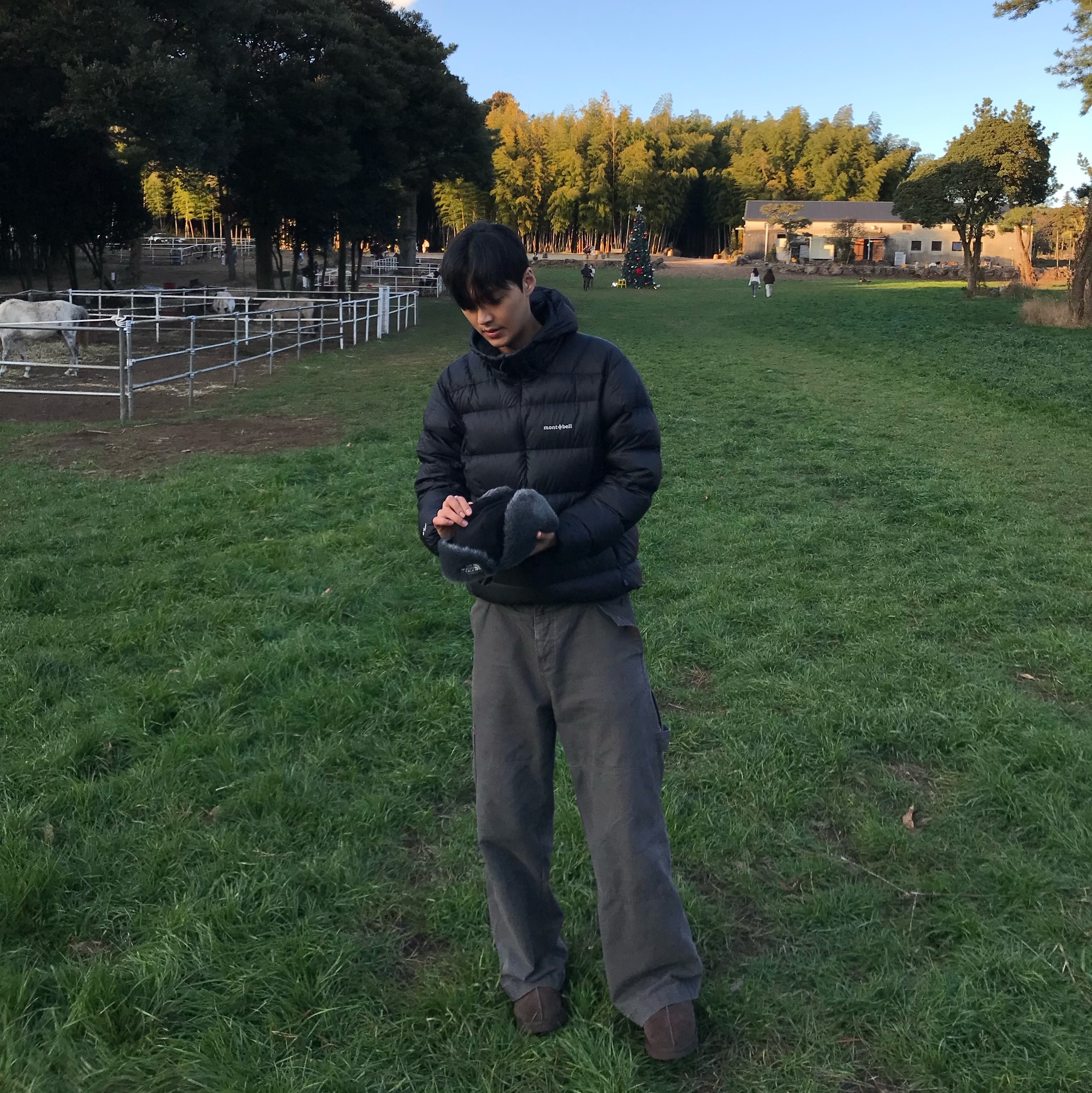 Montbell Light Alpine Down Parka Black, The North Face Expedition Earmuff Cap Black 착용 스타일 - 2