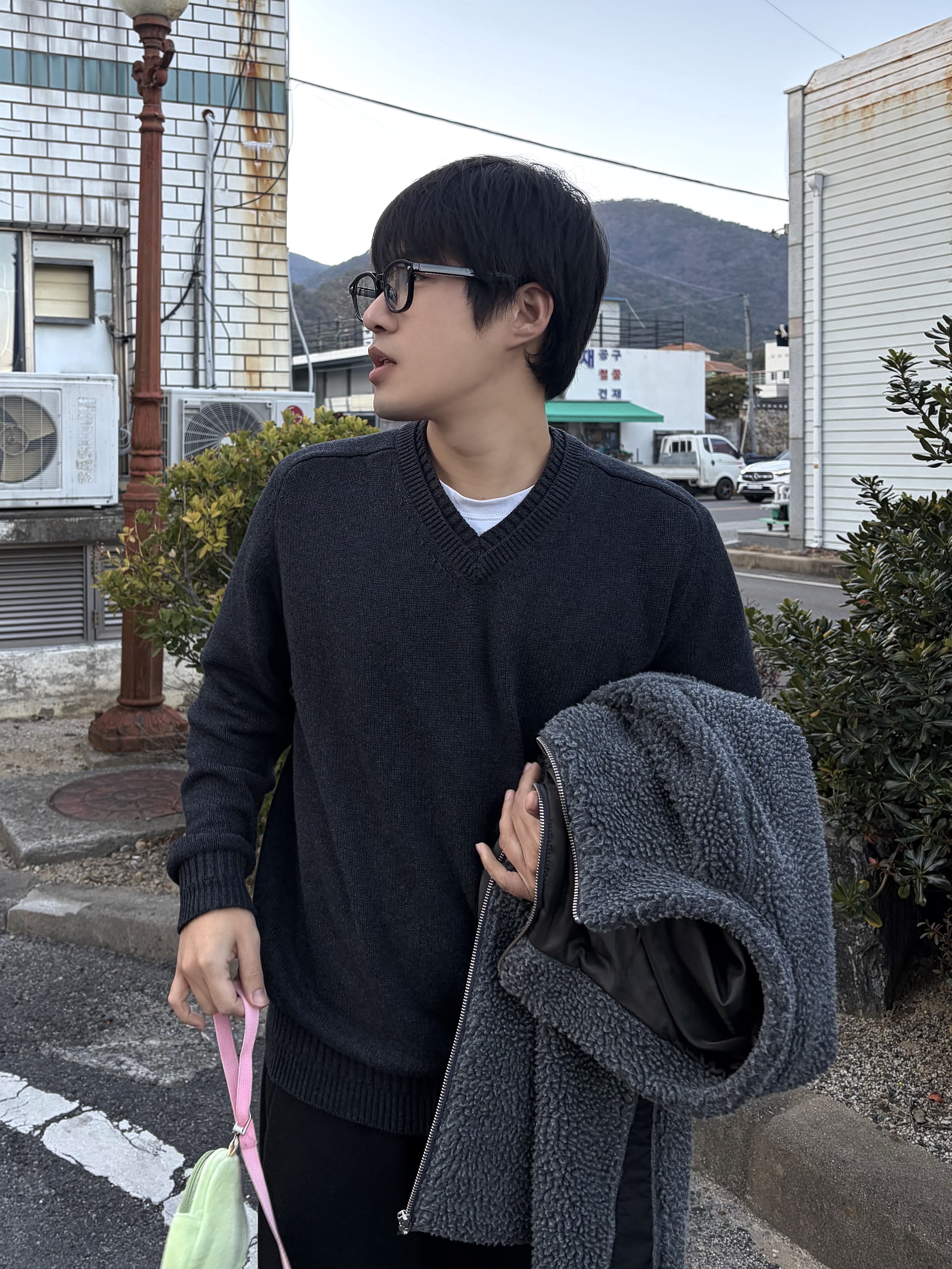 noun Layered V Neck Knit Charcoal, Pemont Square Black 착용 스타일 - 3
