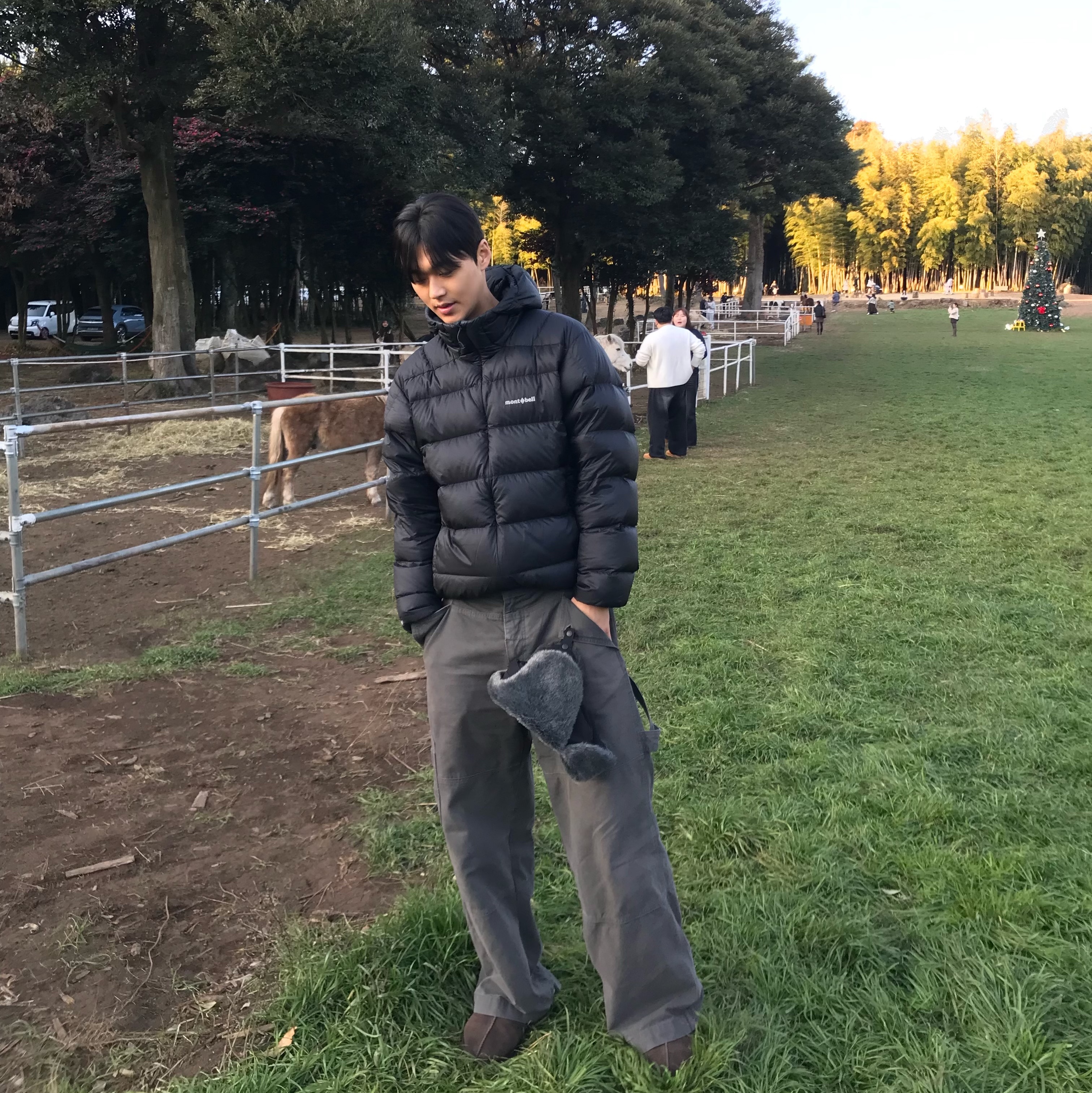 Montbell Light Alpine Down Parka Black, The North Face Expedition Earmuff Cap Black 착용 스타일 - 1