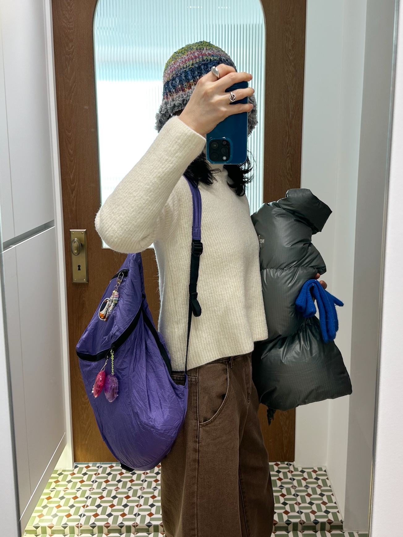 The North Face White Label Wave RDS Down Jacket Khaki, Ticket to the Moon Mini Backpack Purple (15L) 착용 스타일 - 4