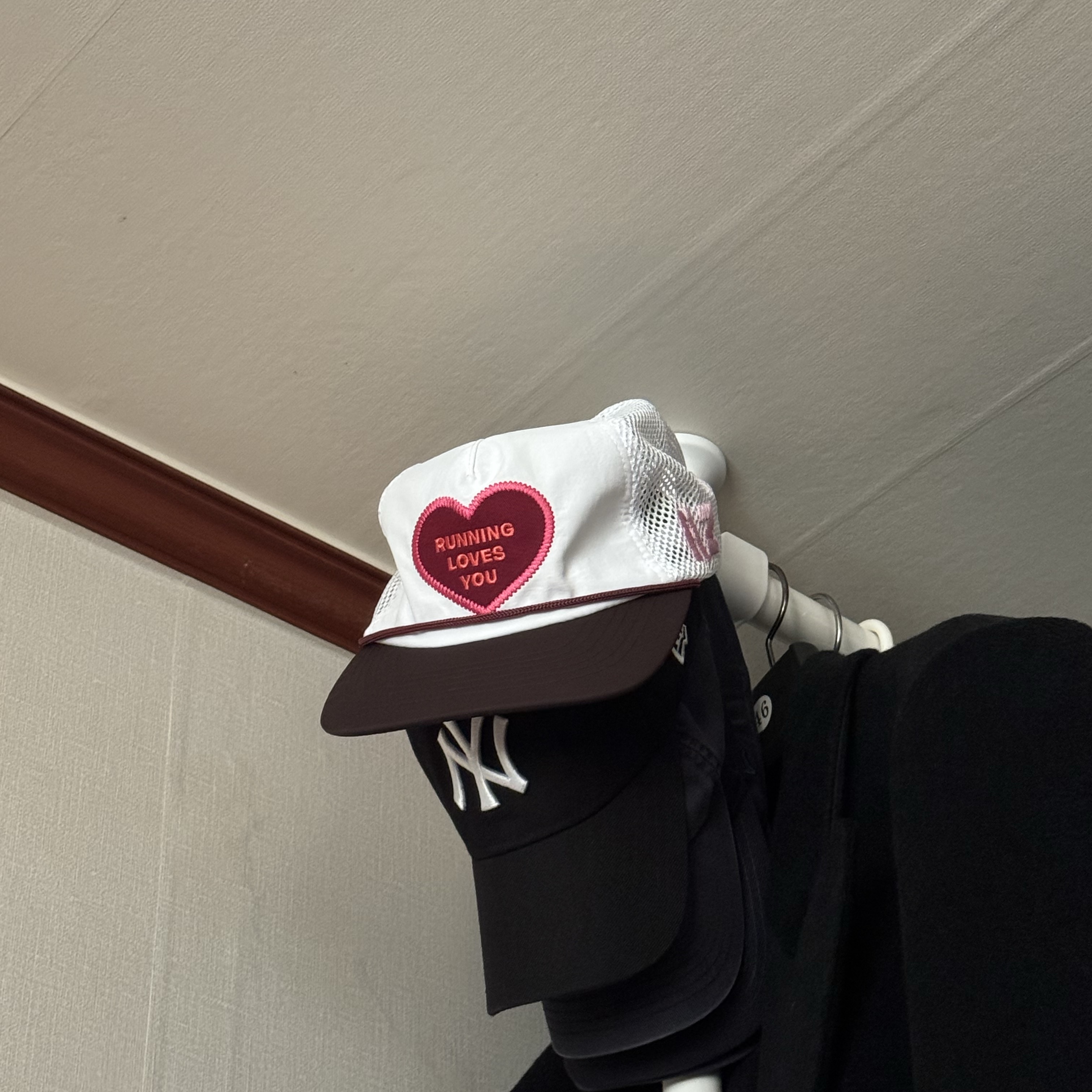 Alex Zono Running Loves You Trucker White 착용 스타일