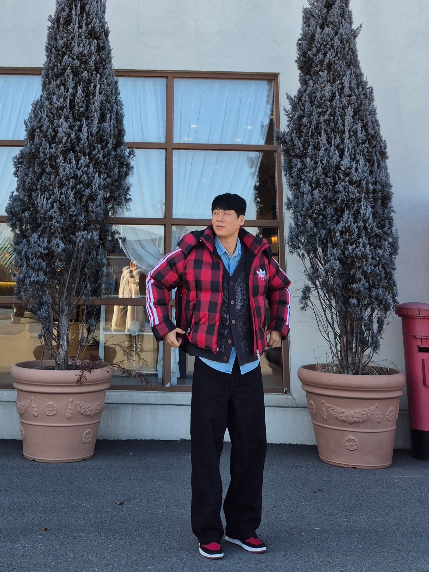 Gucci x Adidas Nylon Down Jacket Blue, Levi's Barstow Western Shirt Light Indigo 착용 스타일 - 1