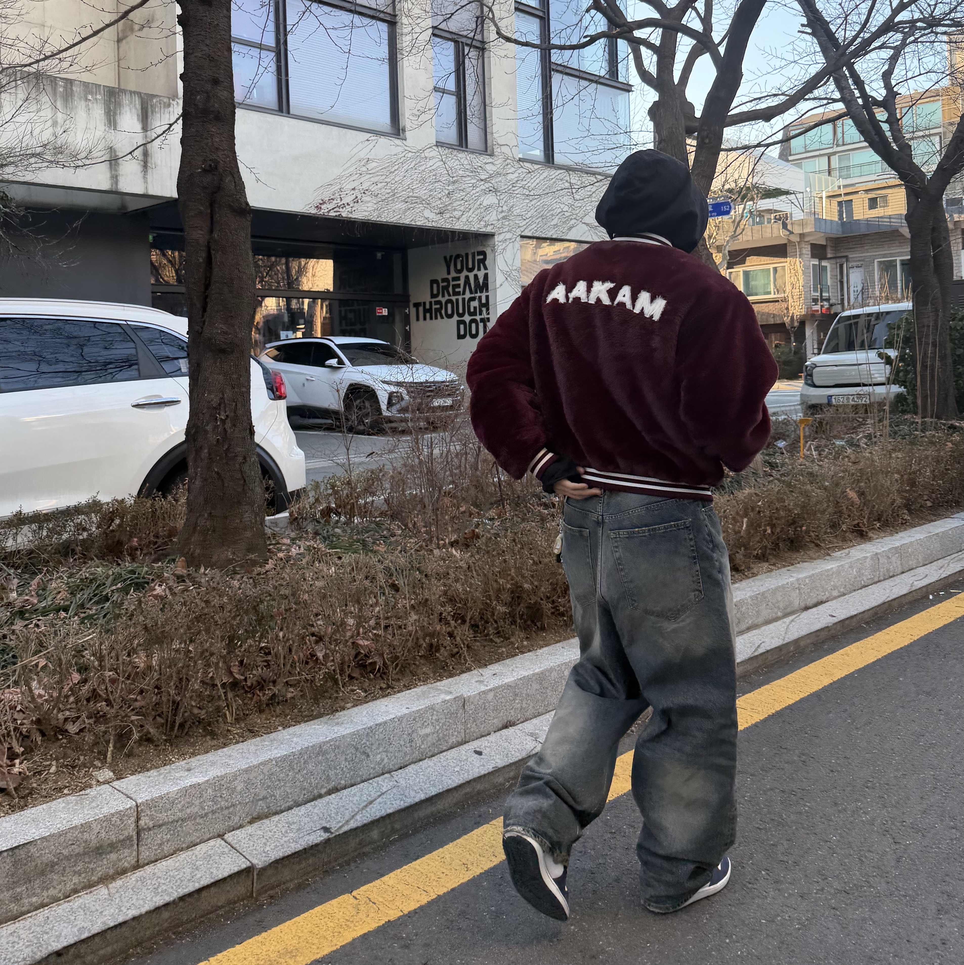Jordan 1 Retro High OG CO.JP Midnight Navy, Undermycar Mu.26 Anti Fxxking Logo Play Brush Washed Wide Jeans Oil Blue 착용 스타일
