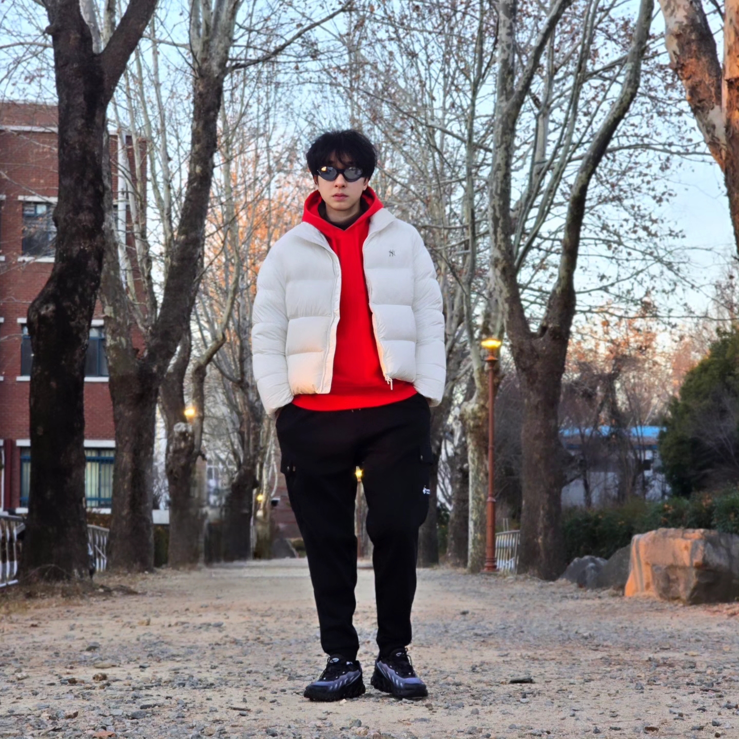 Stussy Beach Roots Hoodie Red, Nike Air Max Dn8 Black Anthracite 착용 스타일 - 4