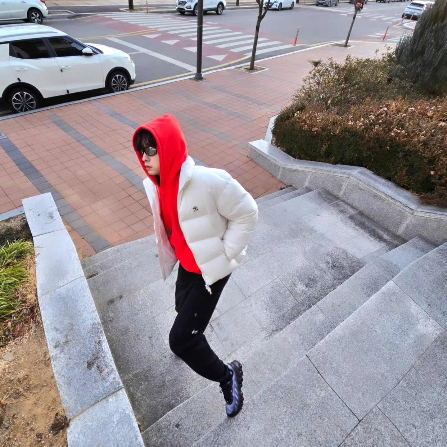 Stussy Beach Roots Hoodie Red, Nike Air Max Dn8 Black Anthracite 착용 스타일 - 1