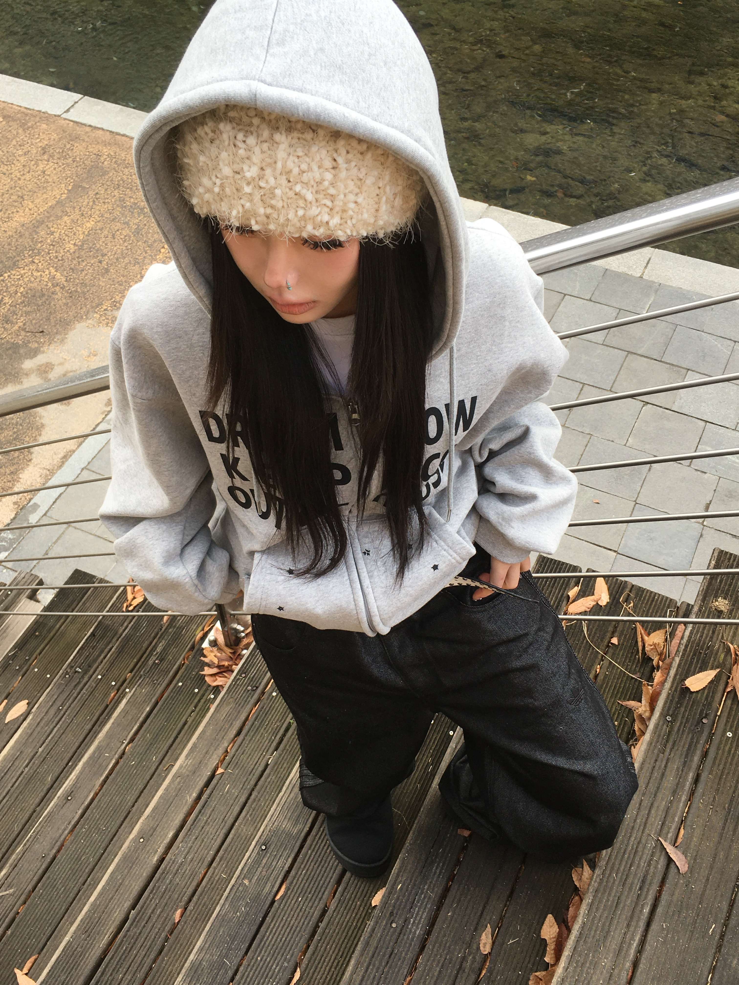 SLOW RECORD HOUSE Typo Star Hood Zip-Up Grey 착용 스타일 - 2