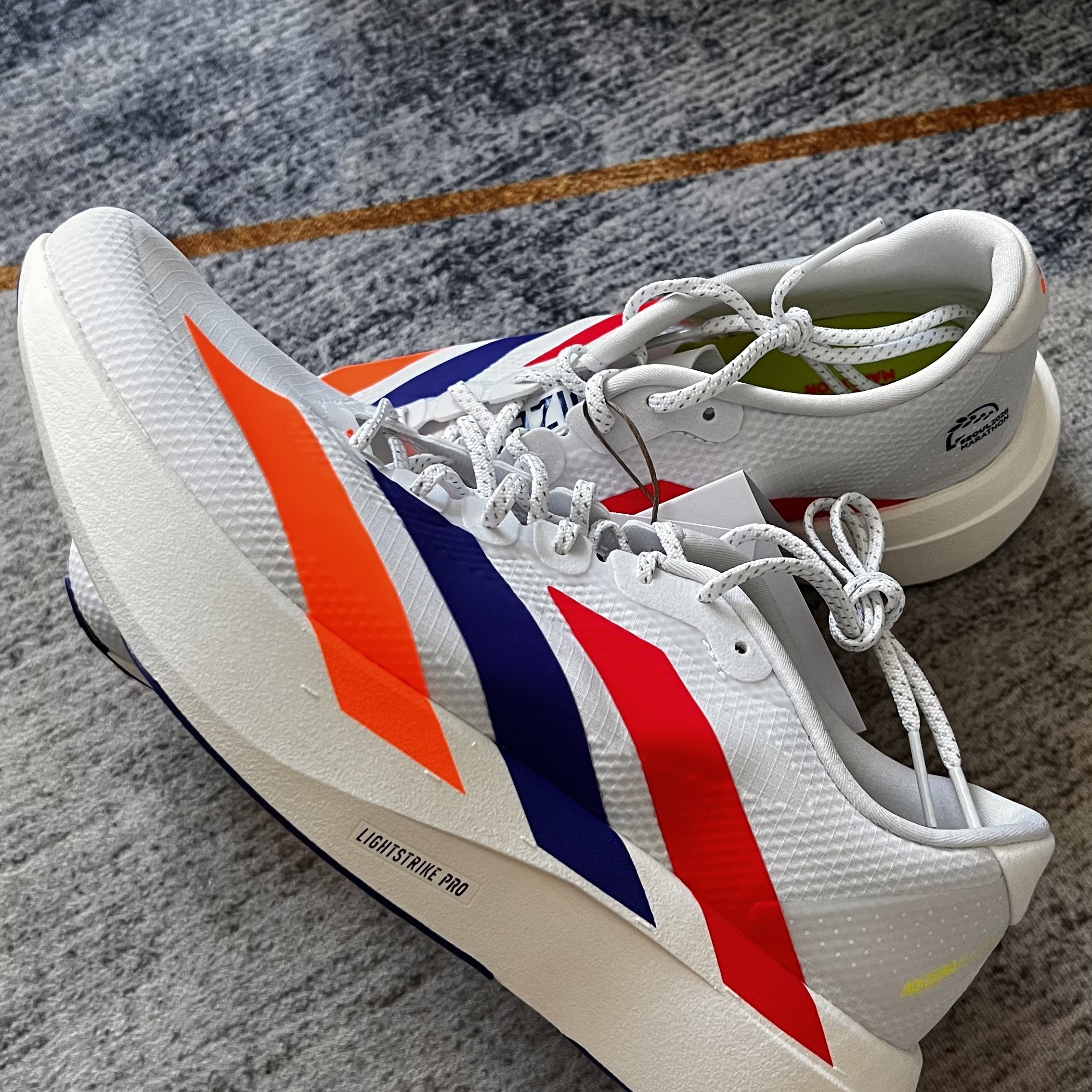Adidas Adizero Evo SL Woven Cloud White Lucid Red 착용 스타일 - 1