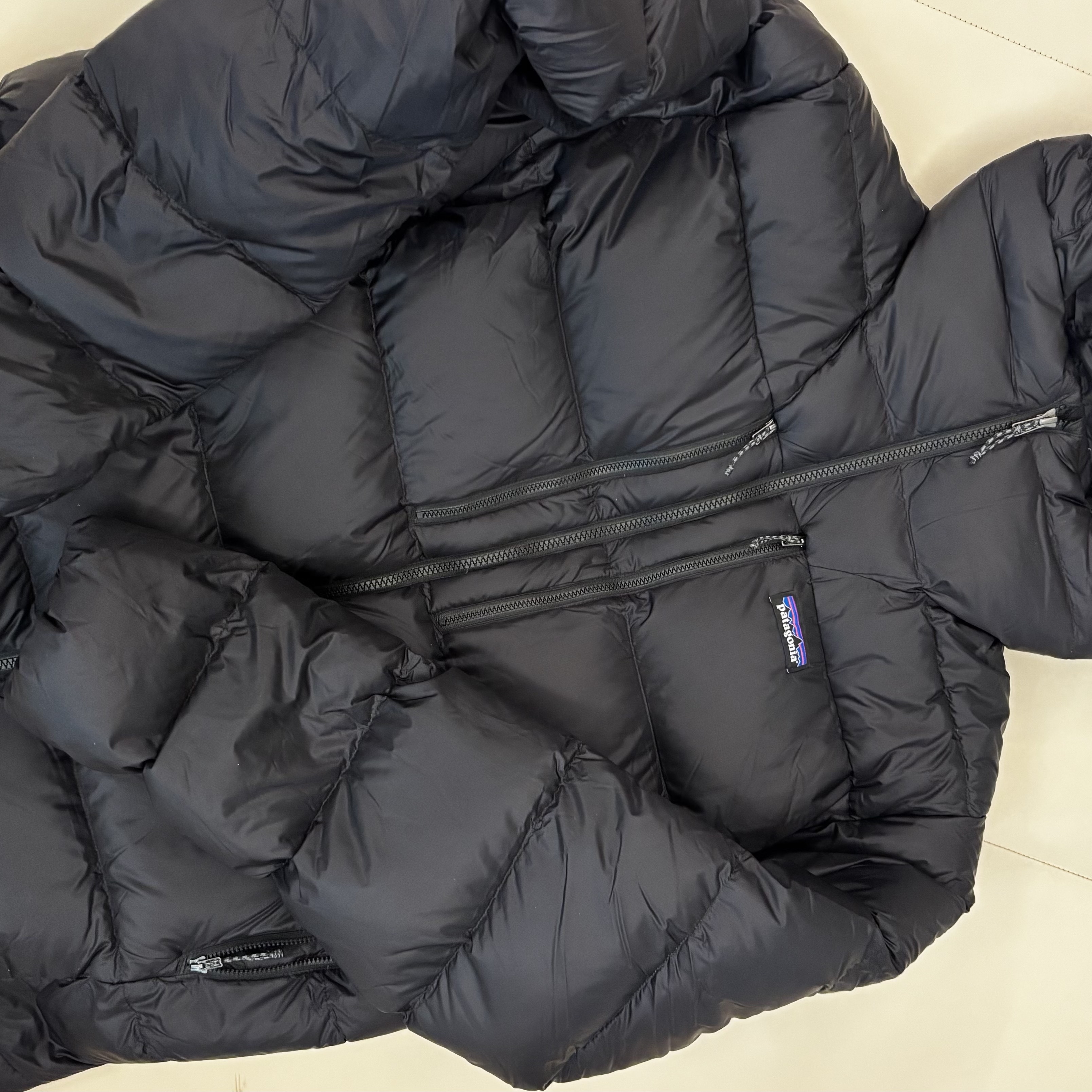 Patagonia Fitz Roy Down Hoody Black 착용 스타일