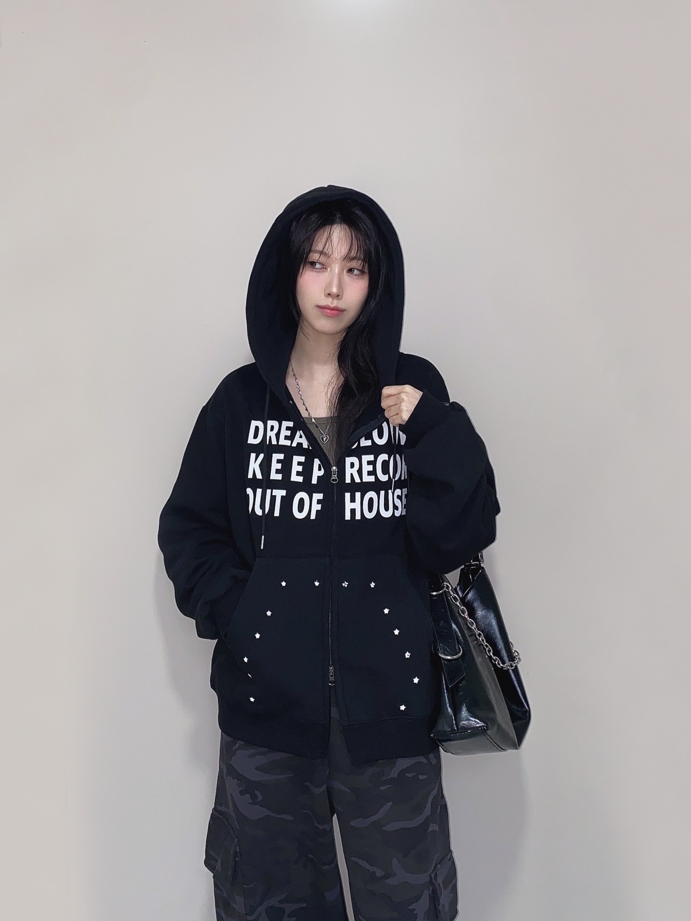 SLOW RECORD HOUSE Typo Star Hood Zip-up Black 착용 스타일 - 1