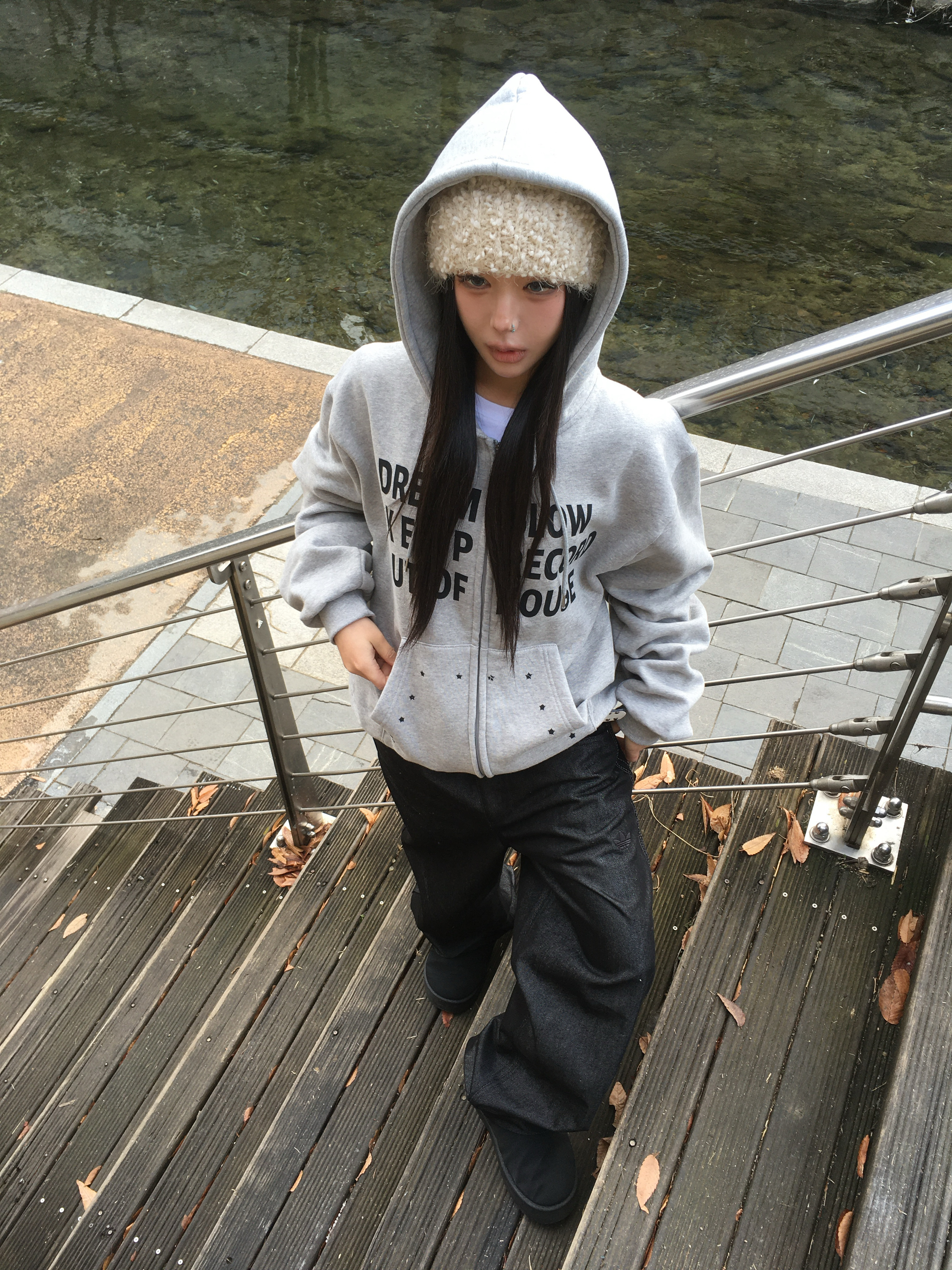 SLOW RECORD HOUSE Typo Star Hood Zip-Up Grey 착용 스타일 - 1