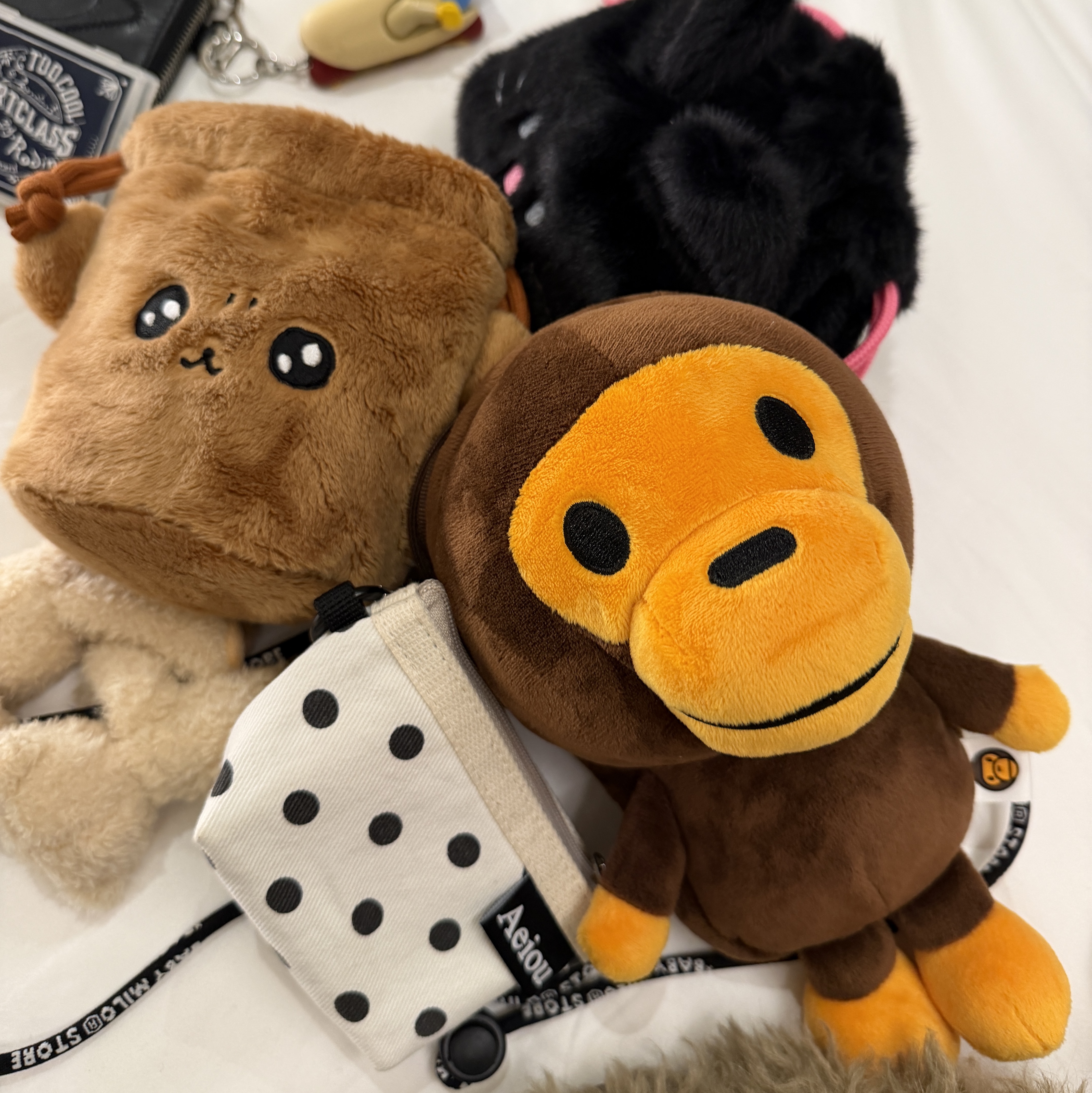 BAPE Baby Milo Mobile Bag Brown 착용 스타일 - 2