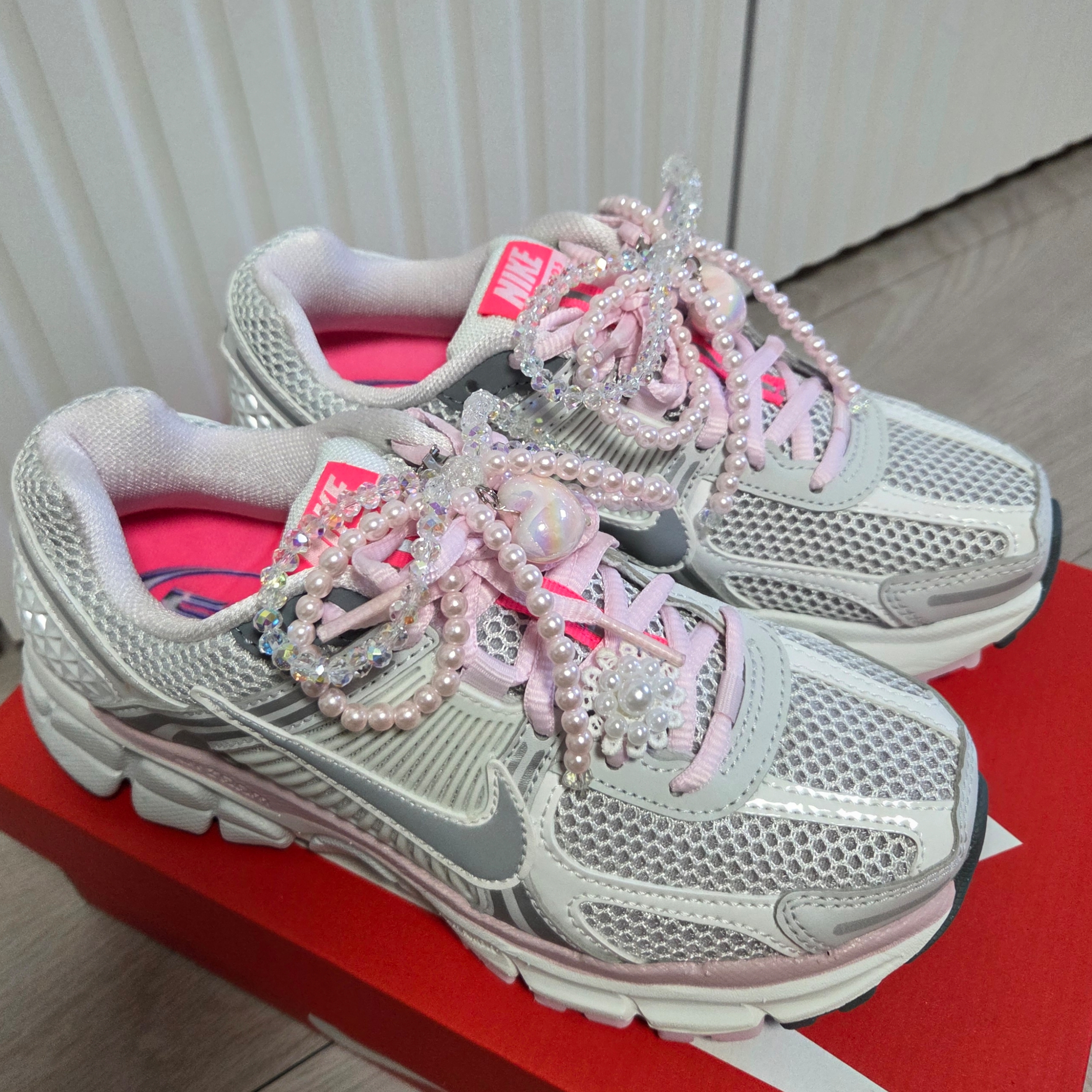 (W) Nike Zoom Vomero 5 Photon Dust Metallic Silver 착용 스타일 - 3