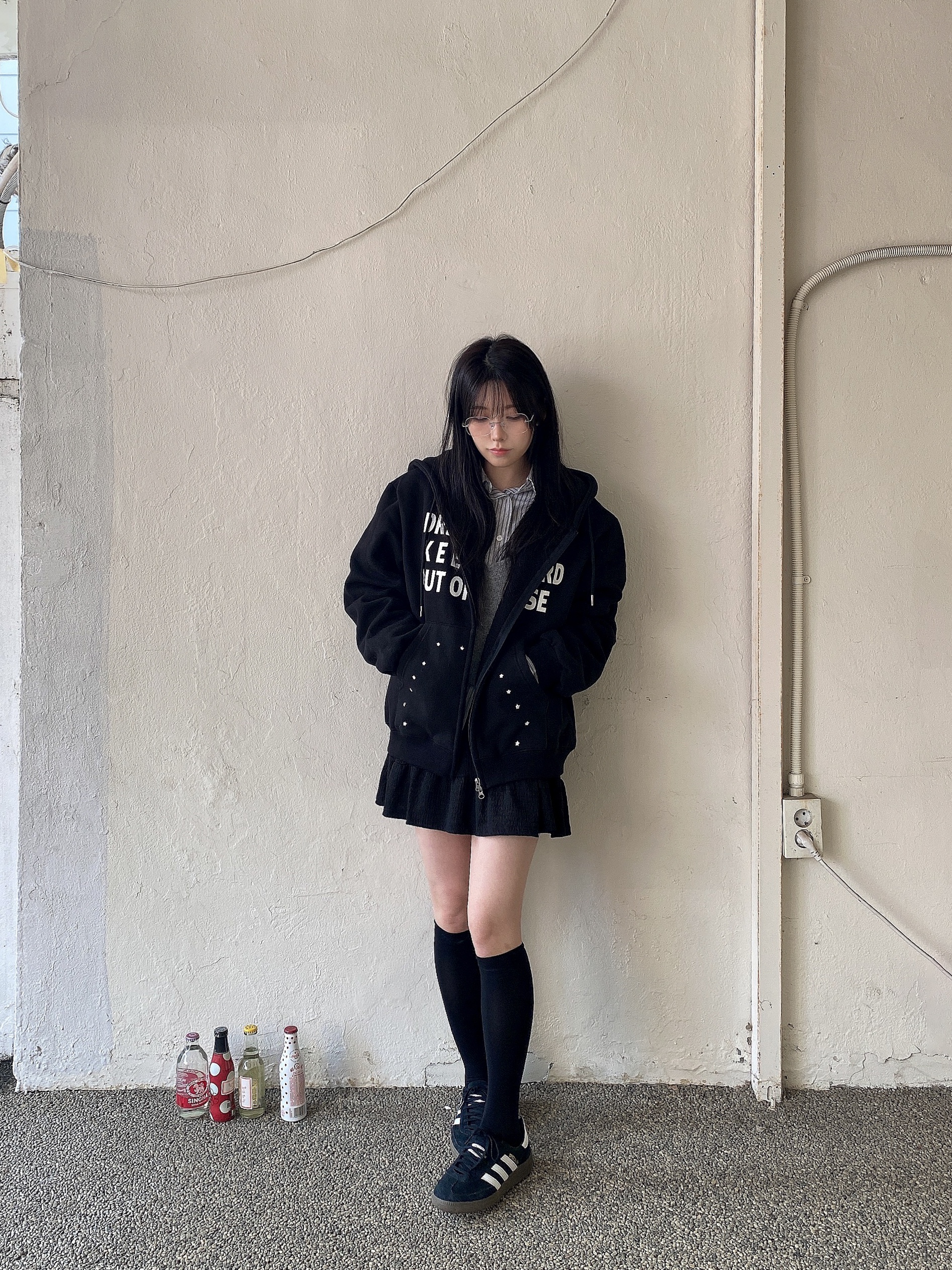 SLOW RECORD HOUSE Typo Star Hood Zip-up Black 착용 스타일 - 4