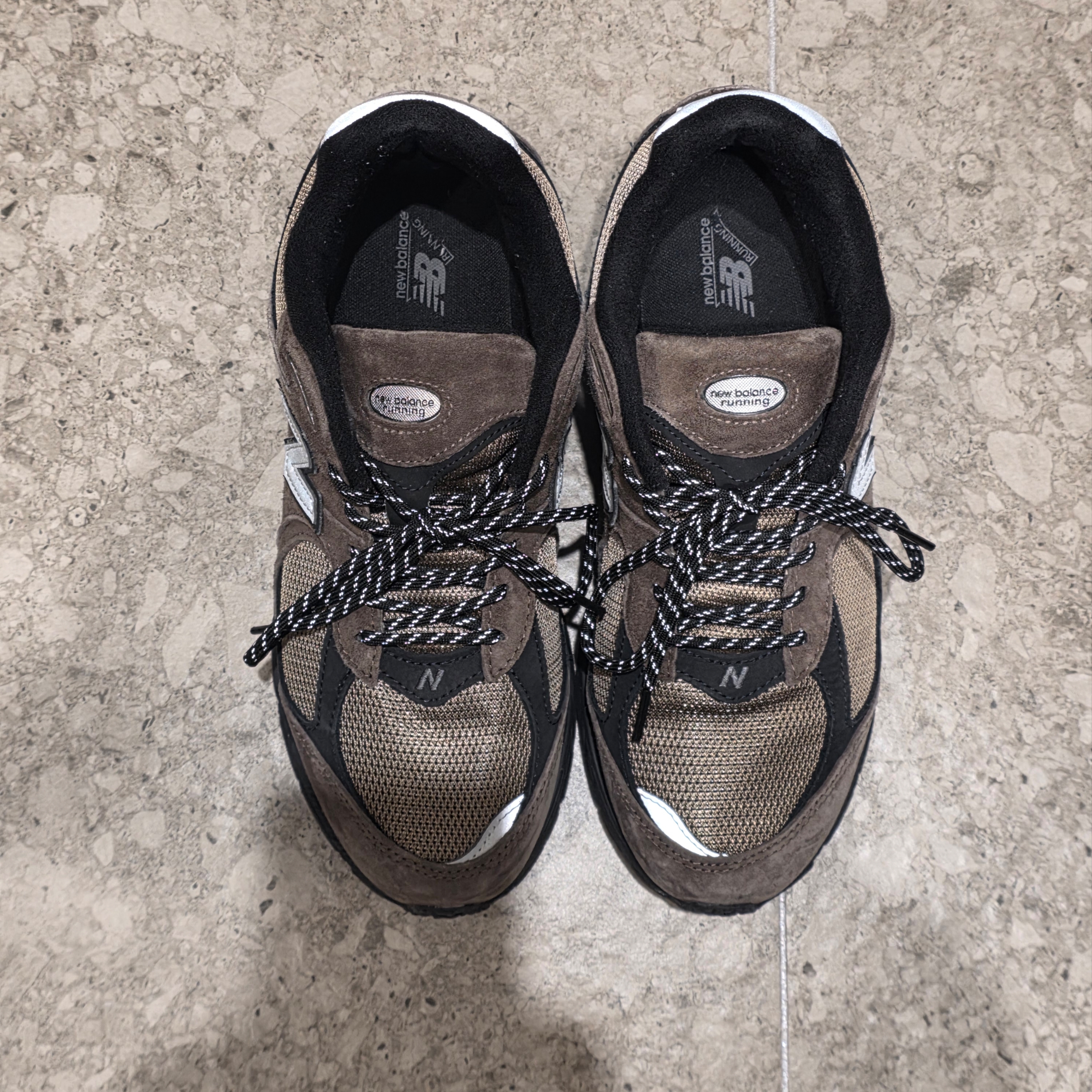 New Balance 2002R Brown Black 착용 스타일