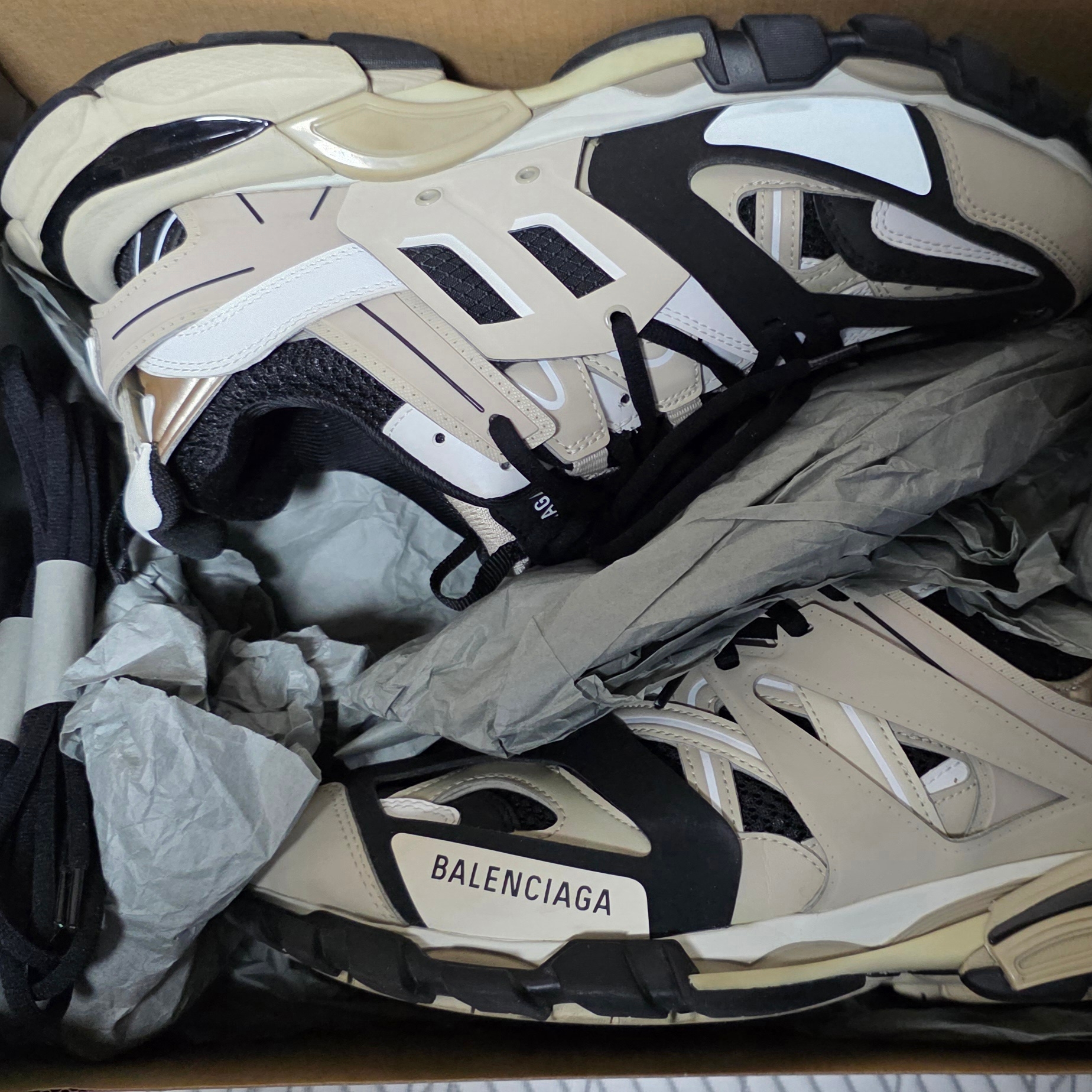 Balenciaga Track Sneakers Beige Black 착용 스타일 - 4