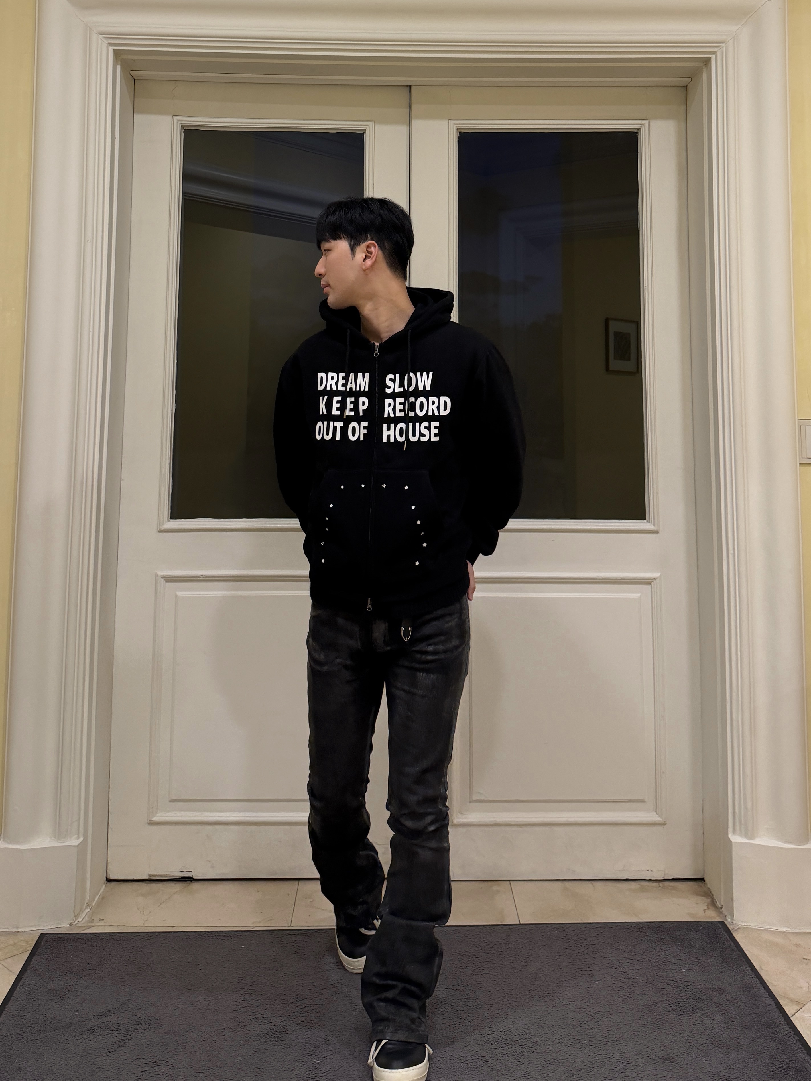 SLOW RECORD HOUSE Typo Star Hood Zip-up Black 착용 스타일 - 5
