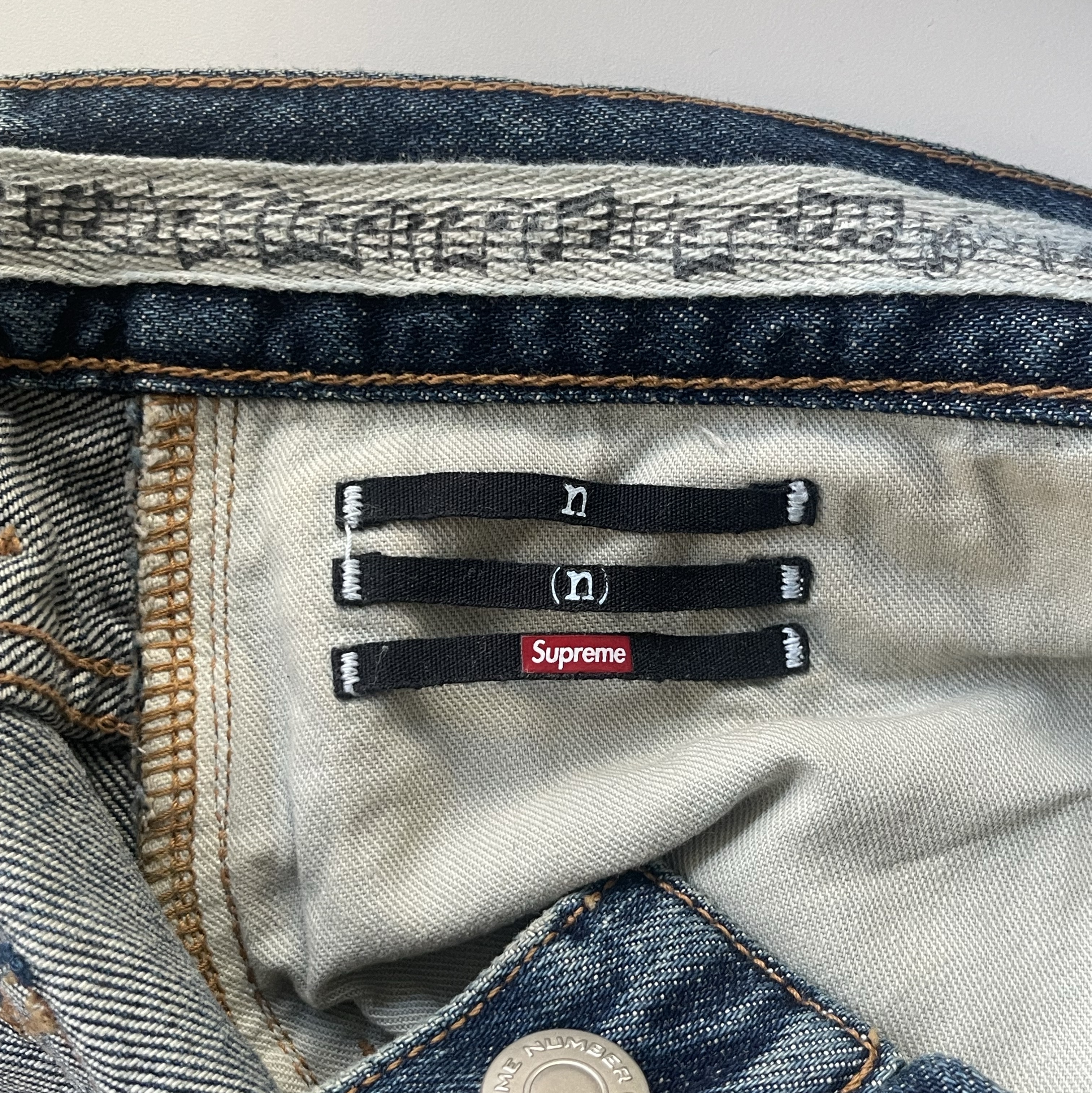 Supreme x Number (N)ine Patches Loose Fit Selvedge Jean Washed Indigo - 25FW 착용 스타일 - 3