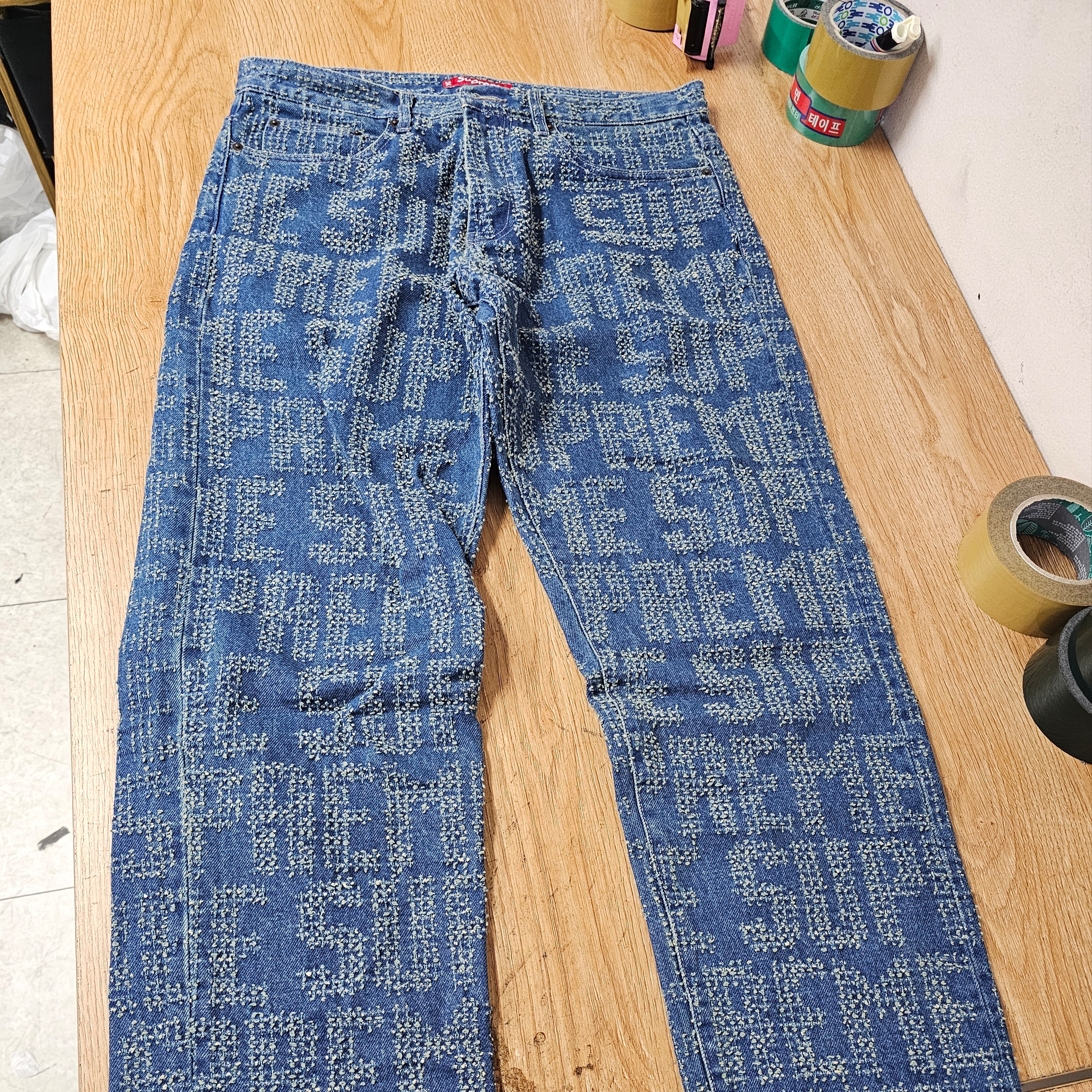 Supreme Needle Punch Regular Jean Washed Blue - 23FW 착용 스타일