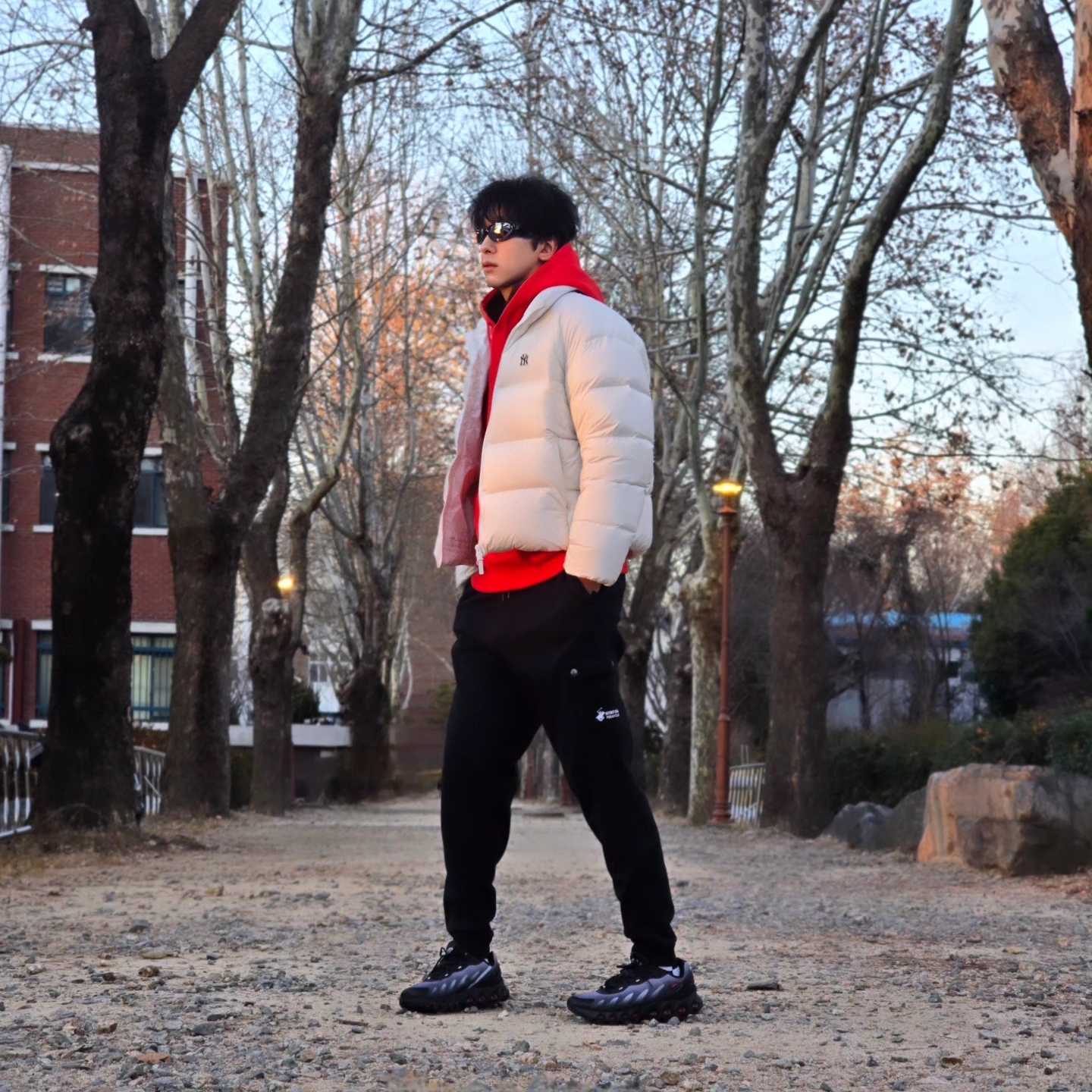 Stussy Beach Roots Hoodie Red, Nike Air Max Dn8 Black Anthracite 착용 스타일 - 1