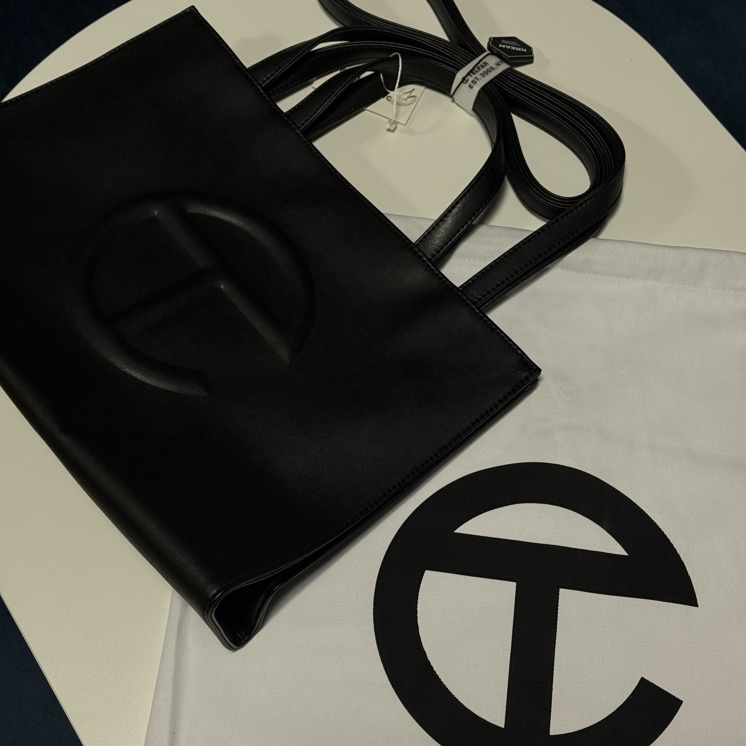 Telfar Medium Shopping Bag Black 착용 스타일