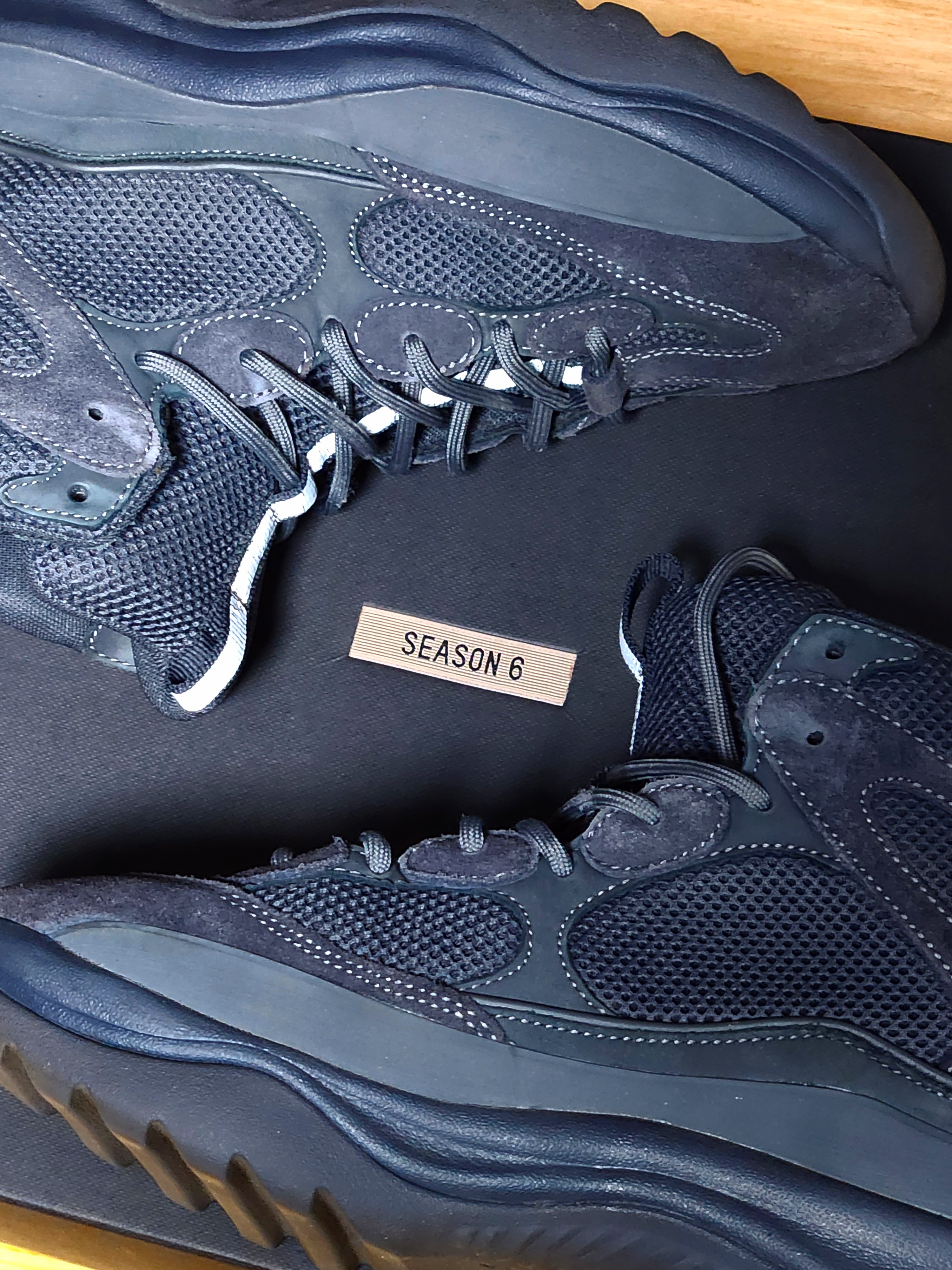 Yeezy Season 6 Desert Boot Graphite 착용 스타일 - 1